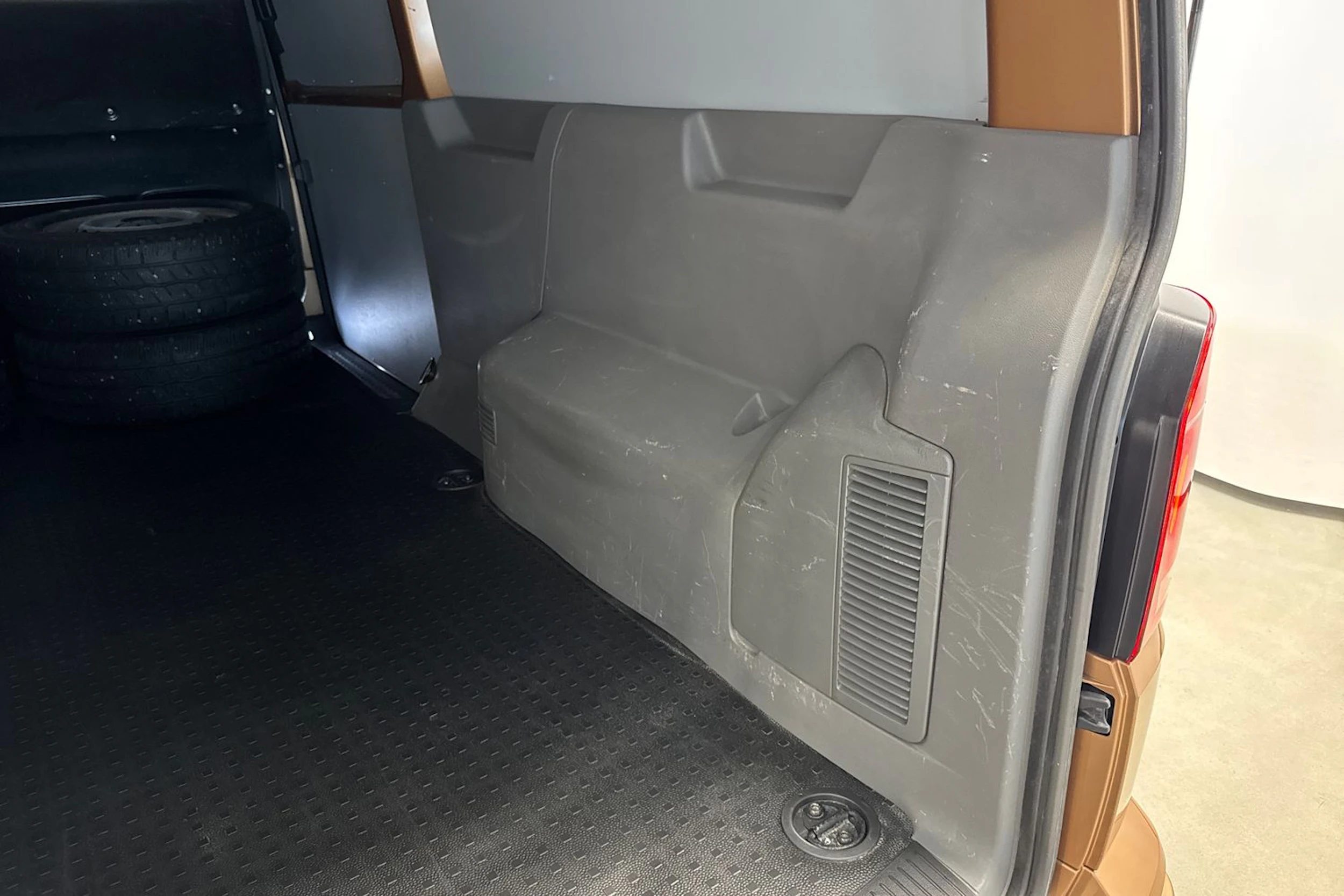 oranssi Volkswagen Transporter 2022 kuva 14.