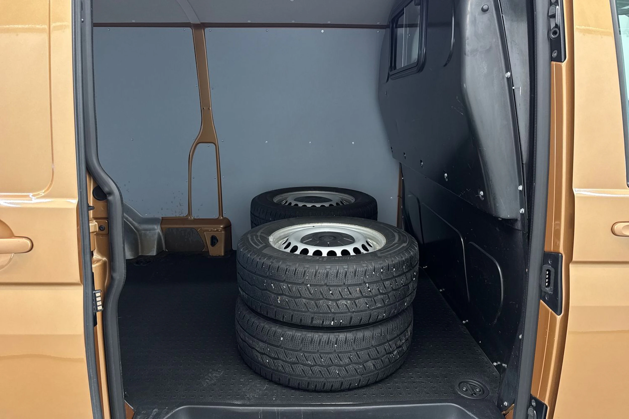 oranssi Volkswagen Transporter 2022 kuva 15.