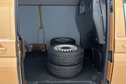 oranssi Volkswagen Transporter 2022 kuva 15.