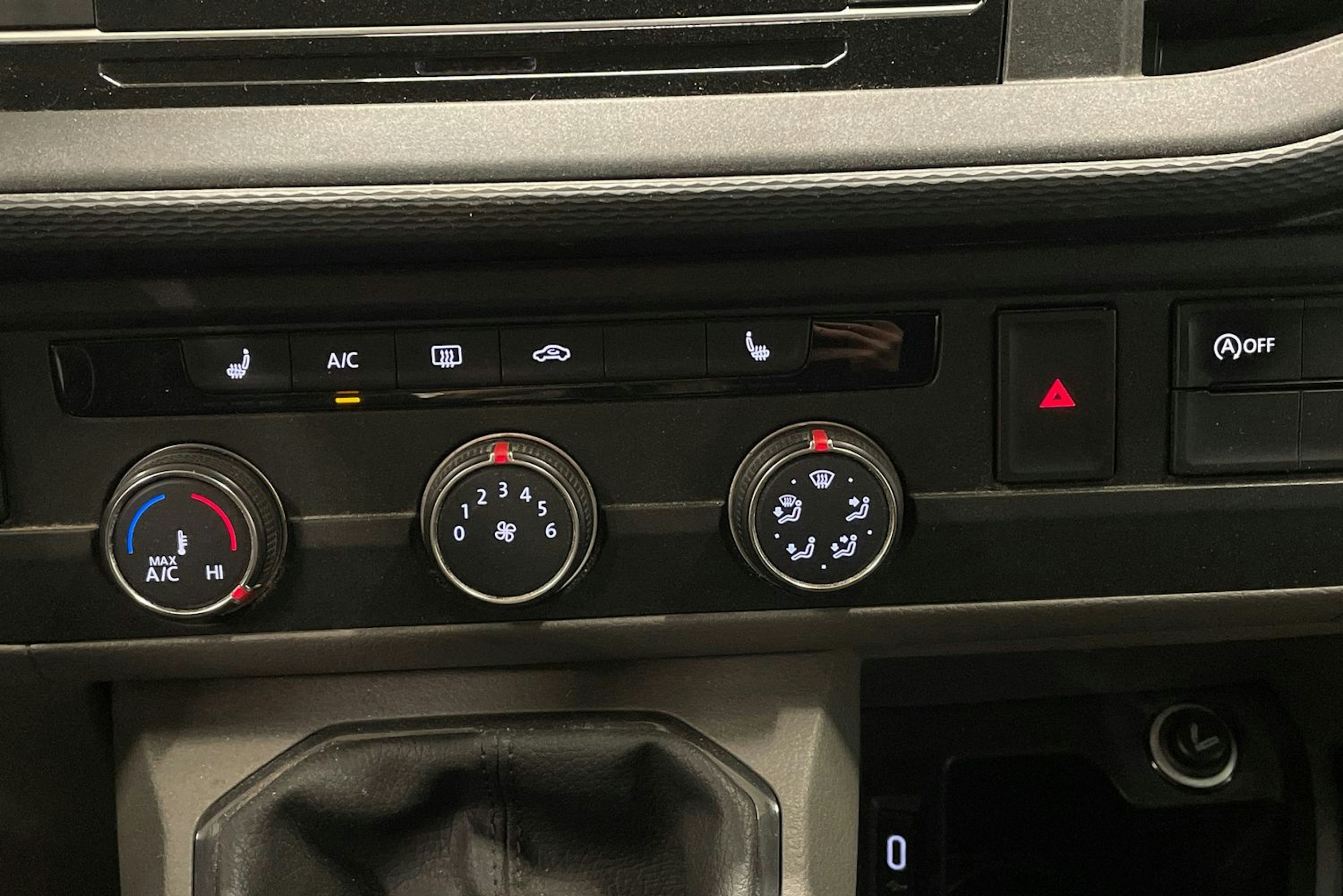 valkoinen Volkswagen Transporter 2022 kuva 15.