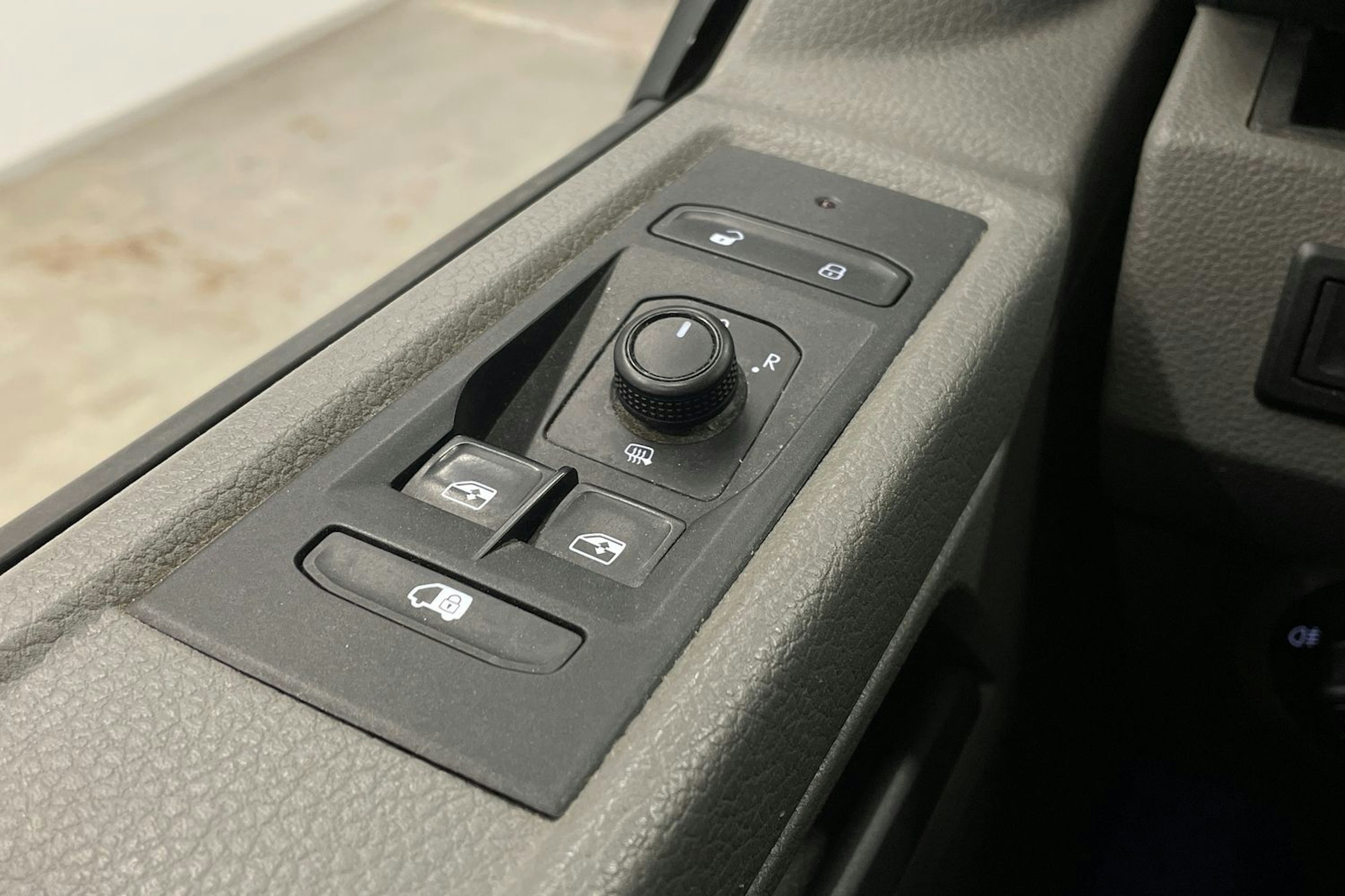 valkoinen Volkswagen Transporter 2022 kuva 18.