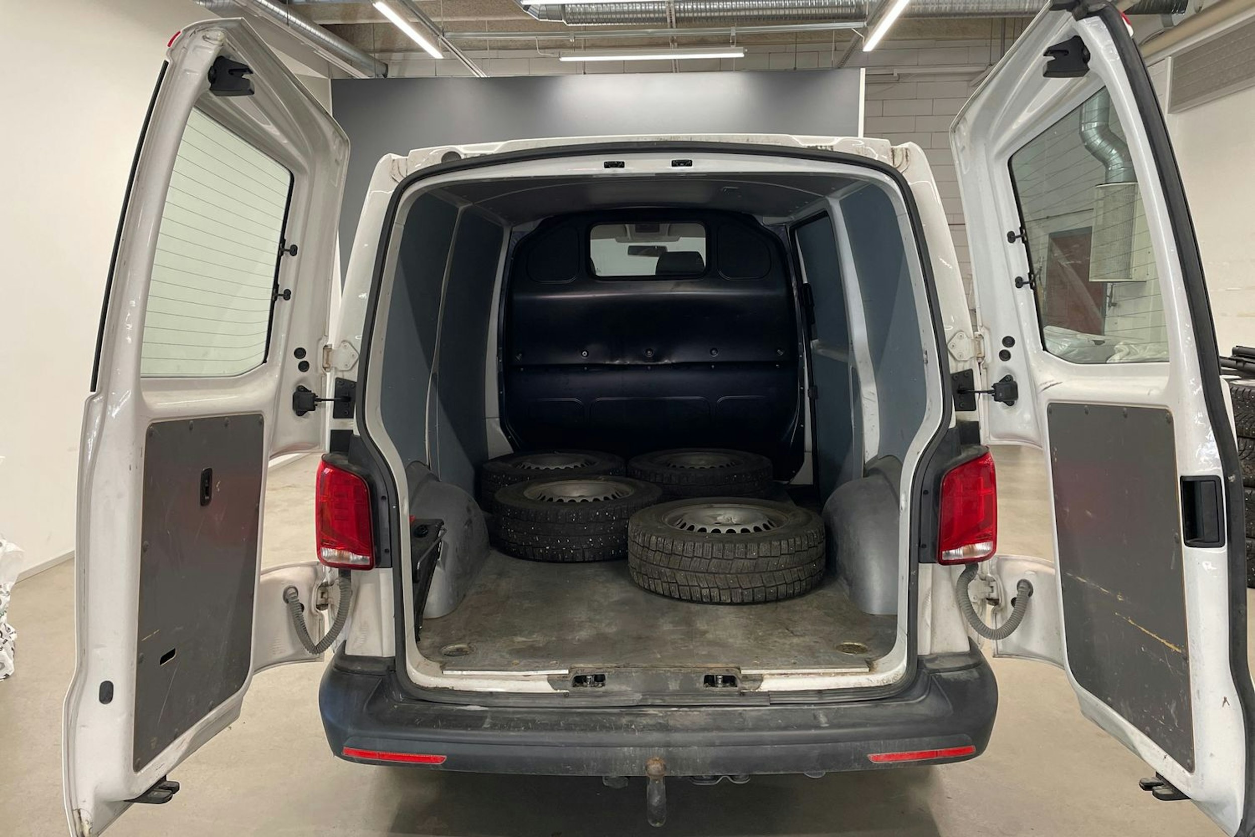 valkoinen Volkswagen Transporter 2022 kuva 20.
