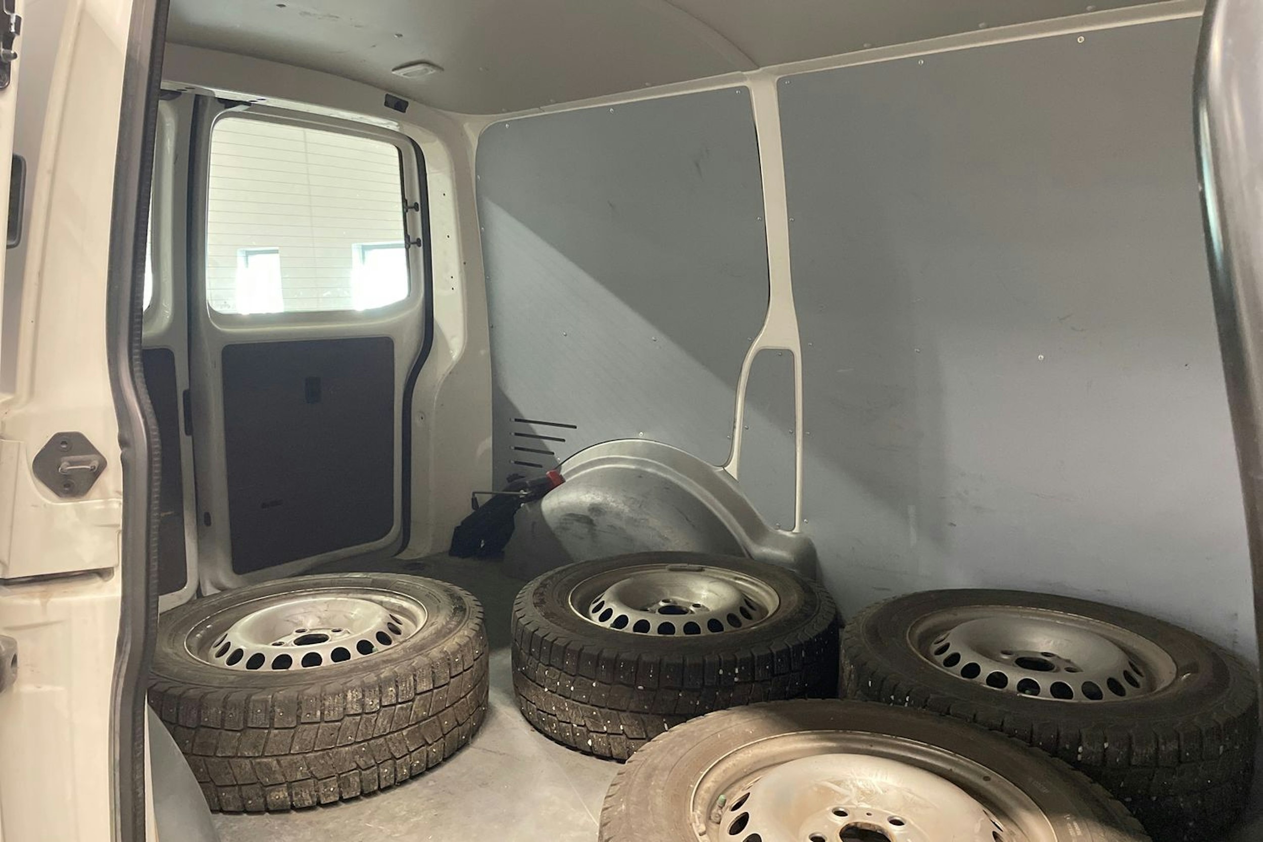 valkoinen Volkswagen Transporter 2022 kuva 21.
