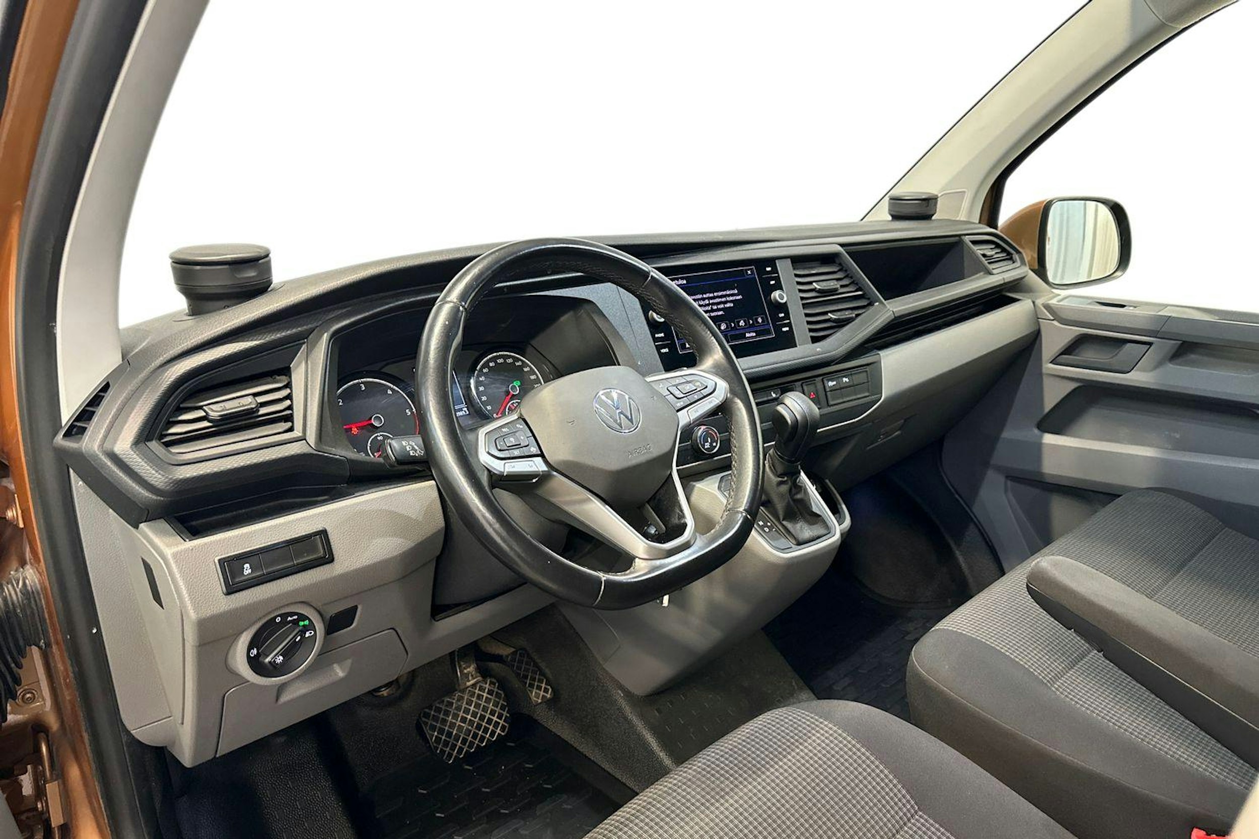 oranssi Volkswagen Transporter 2022 kuva 7.