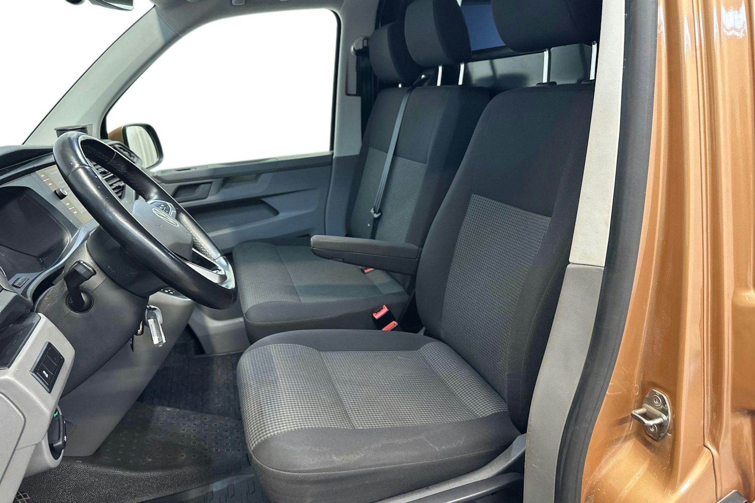 oranssi Volkswagen Transporter 2022 kuva 10.