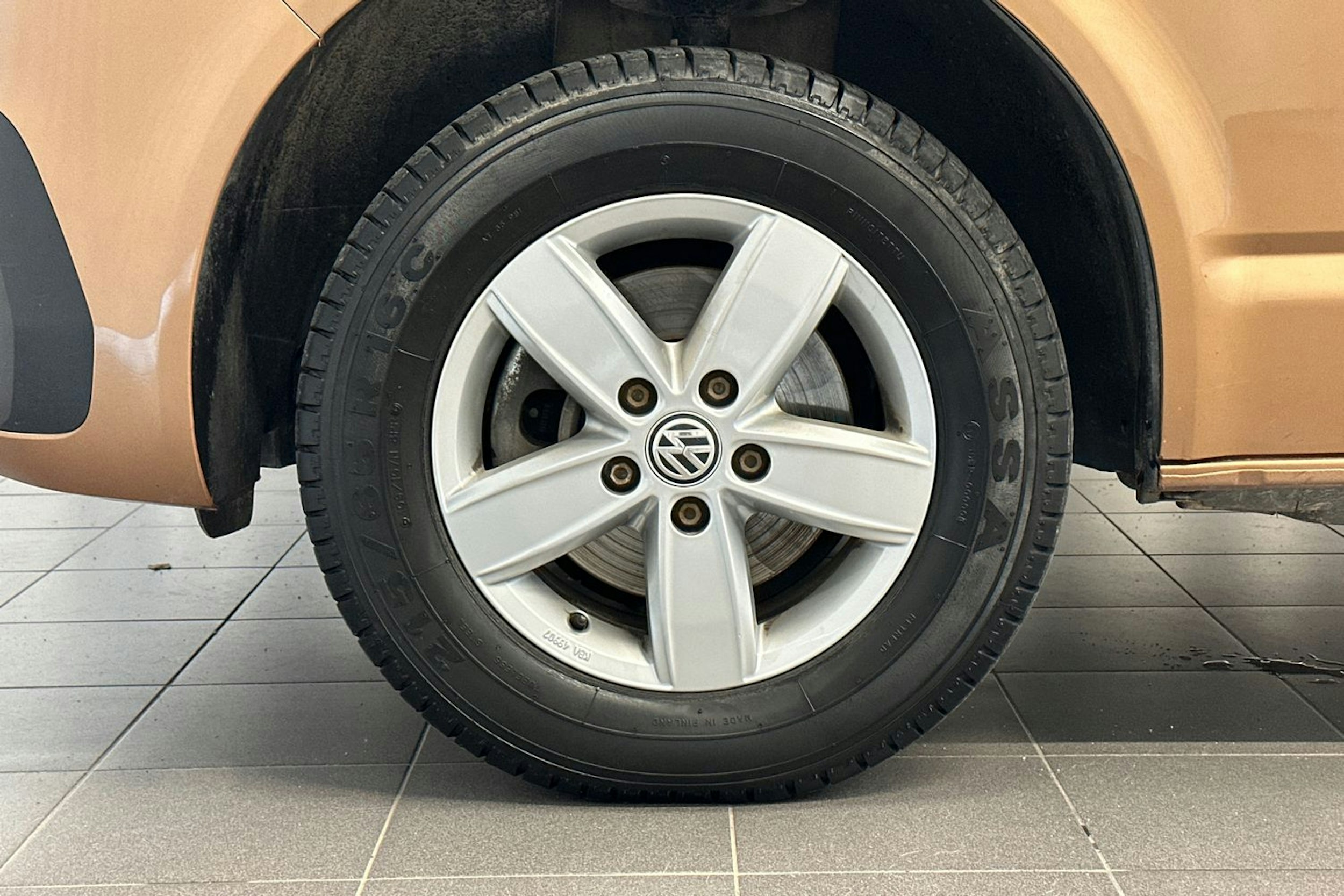 oranssi Volkswagen Transporter 2022 kuva 11.