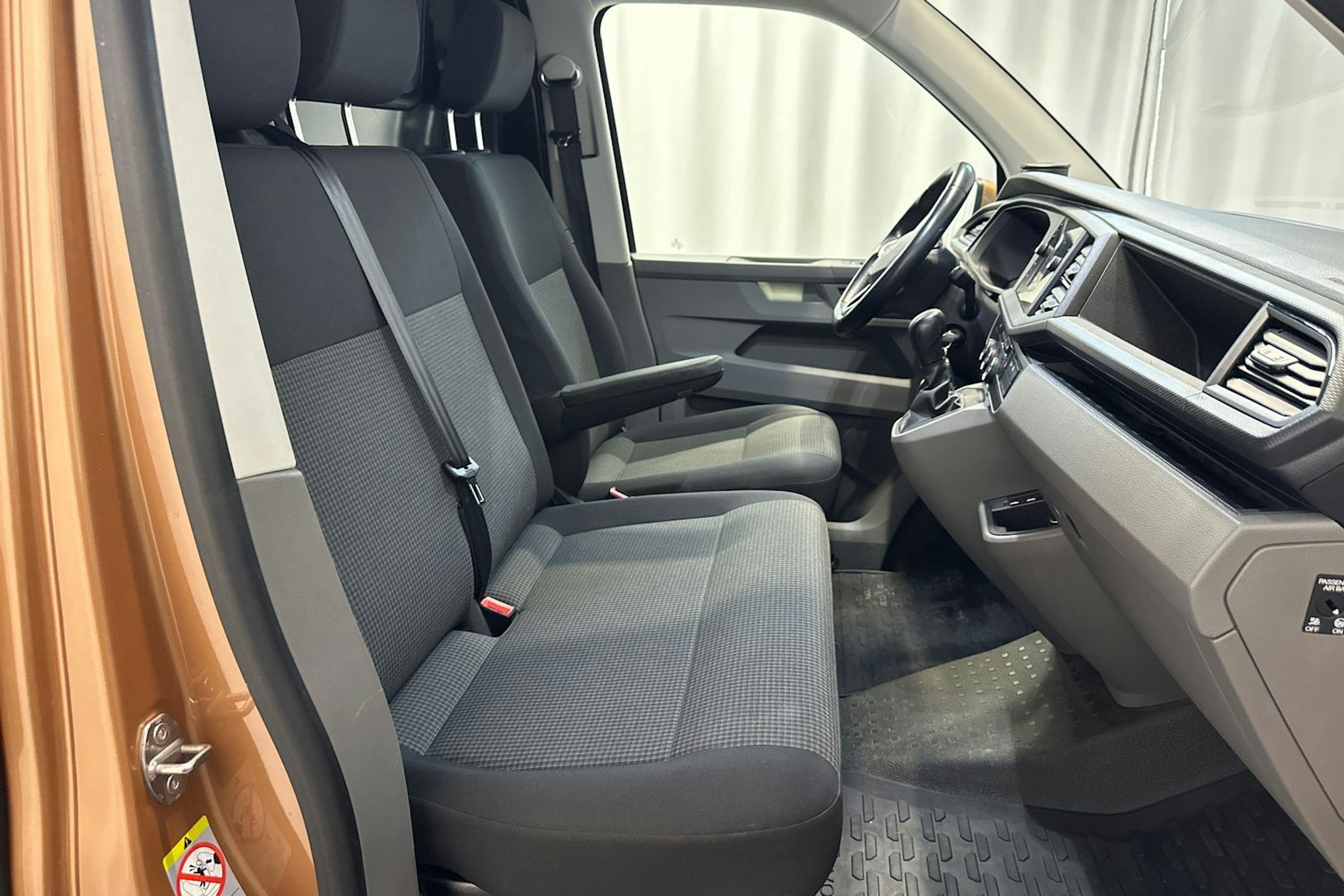 oranssi Volkswagen Transporter 2022 kuva 13.