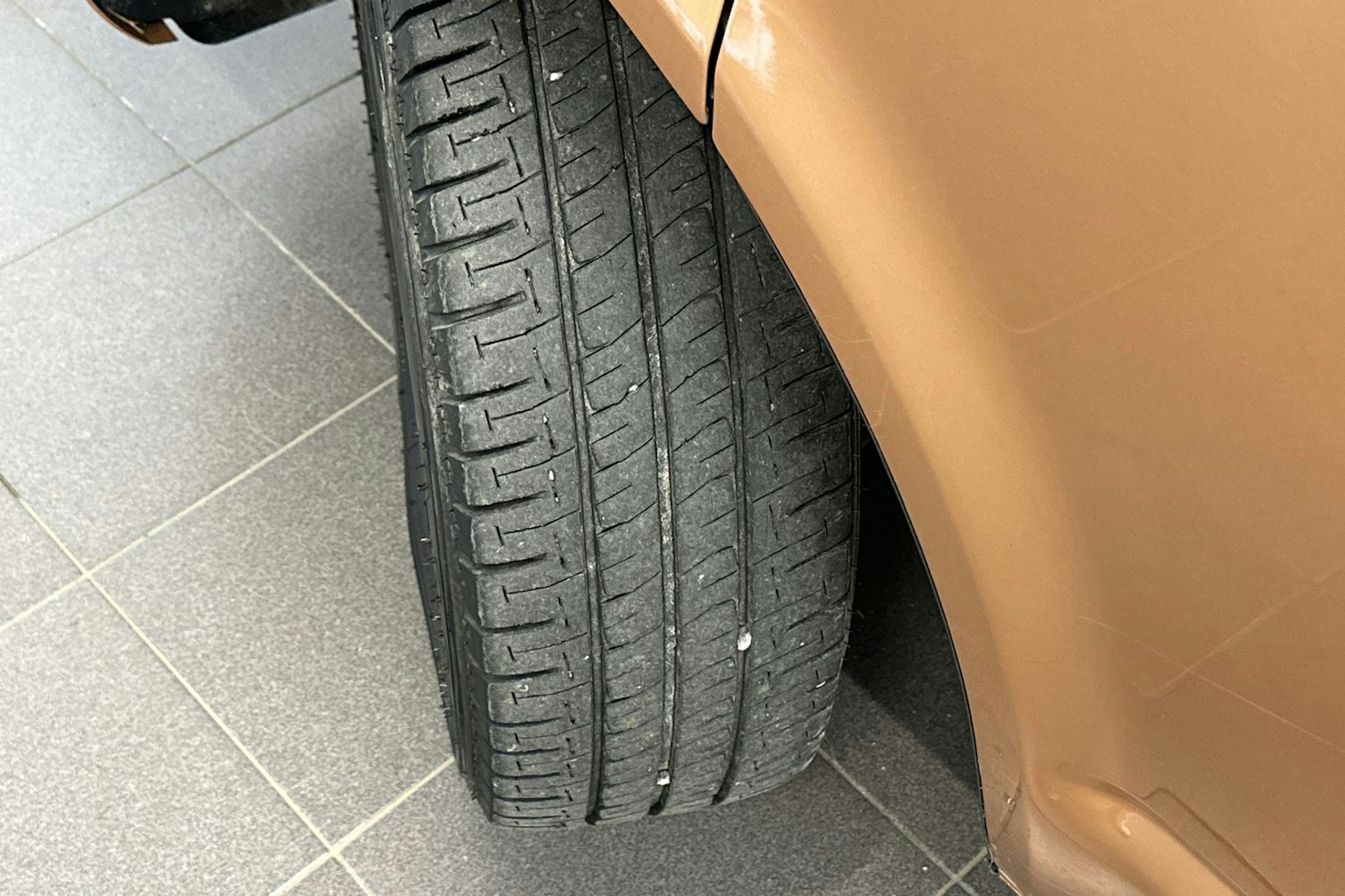 oranssi Volkswagen Transporter 2022 kuva 14.