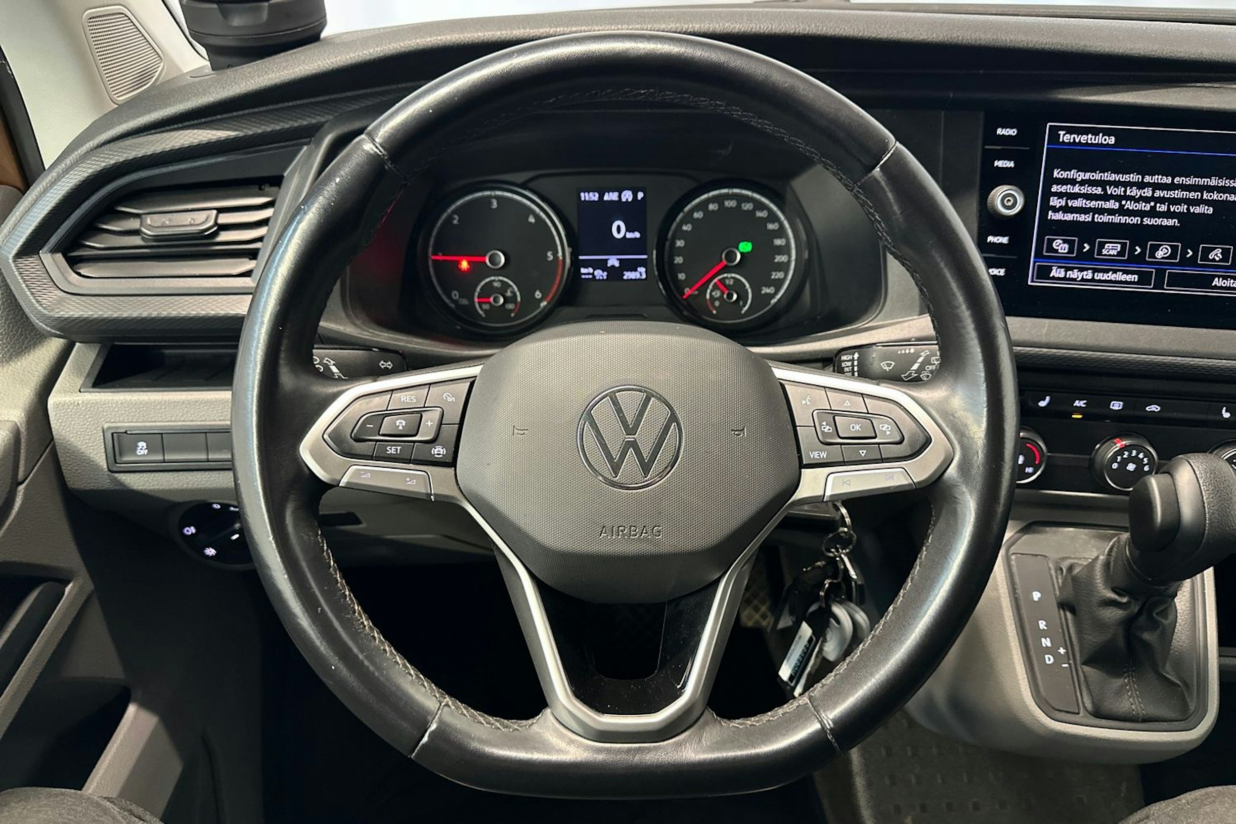 oranssi Volkswagen Transporter 2022 kuva 16.