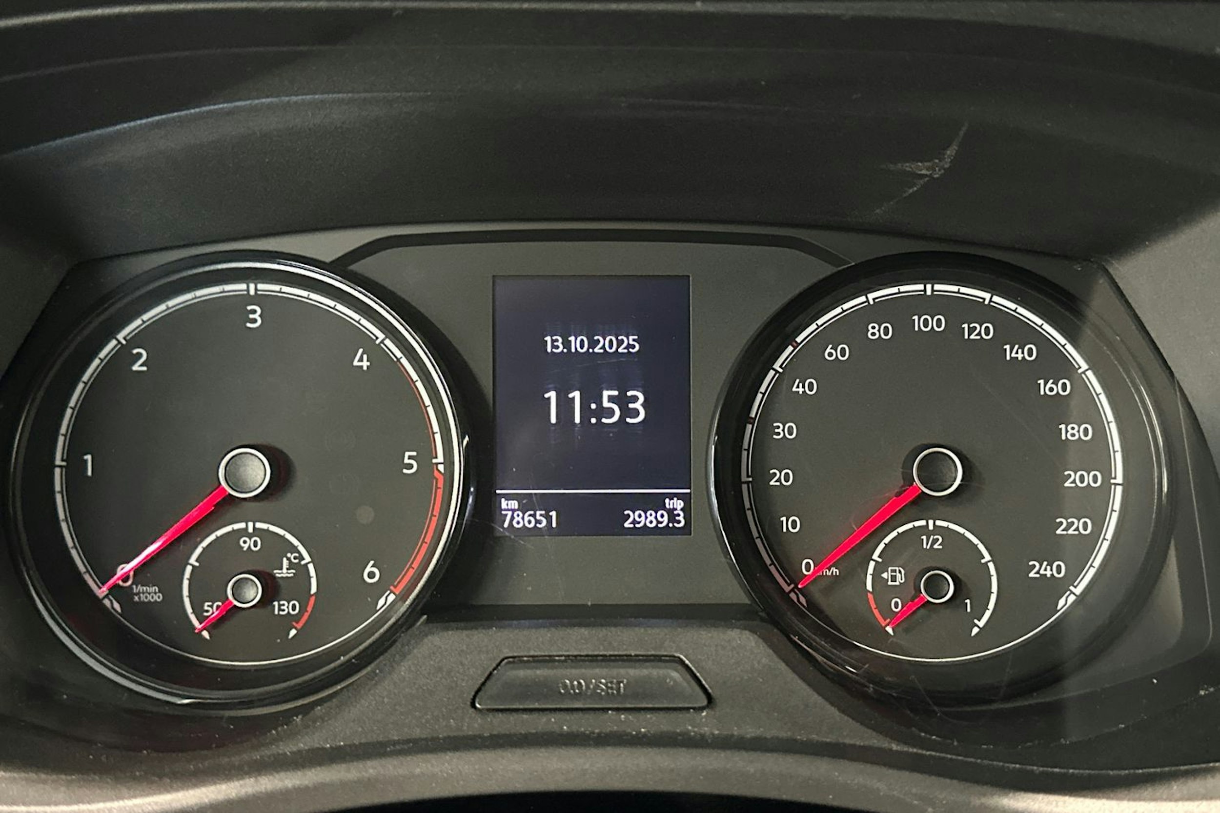 oranssi Volkswagen Transporter 2022 kuva 19.