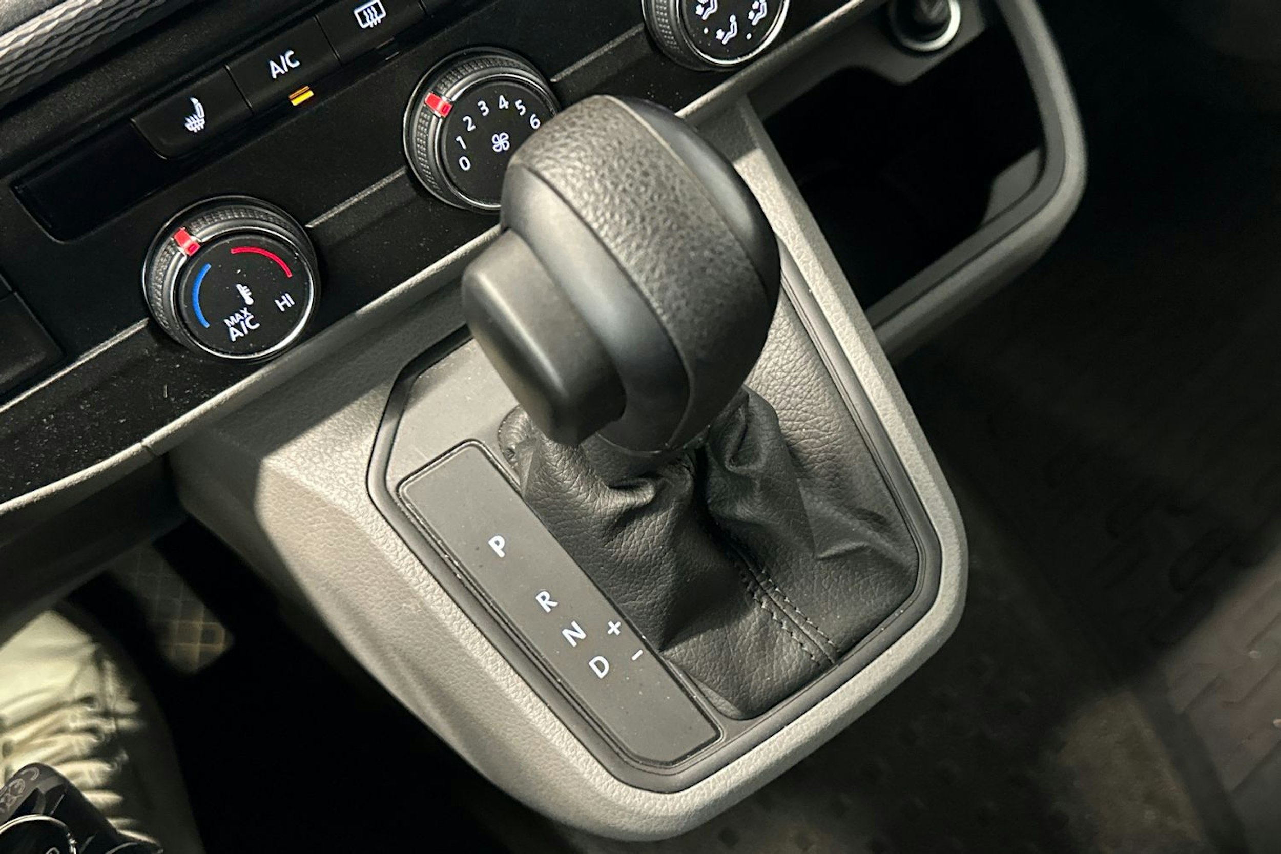 oranssi Volkswagen Transporter 2022 kuva 27.