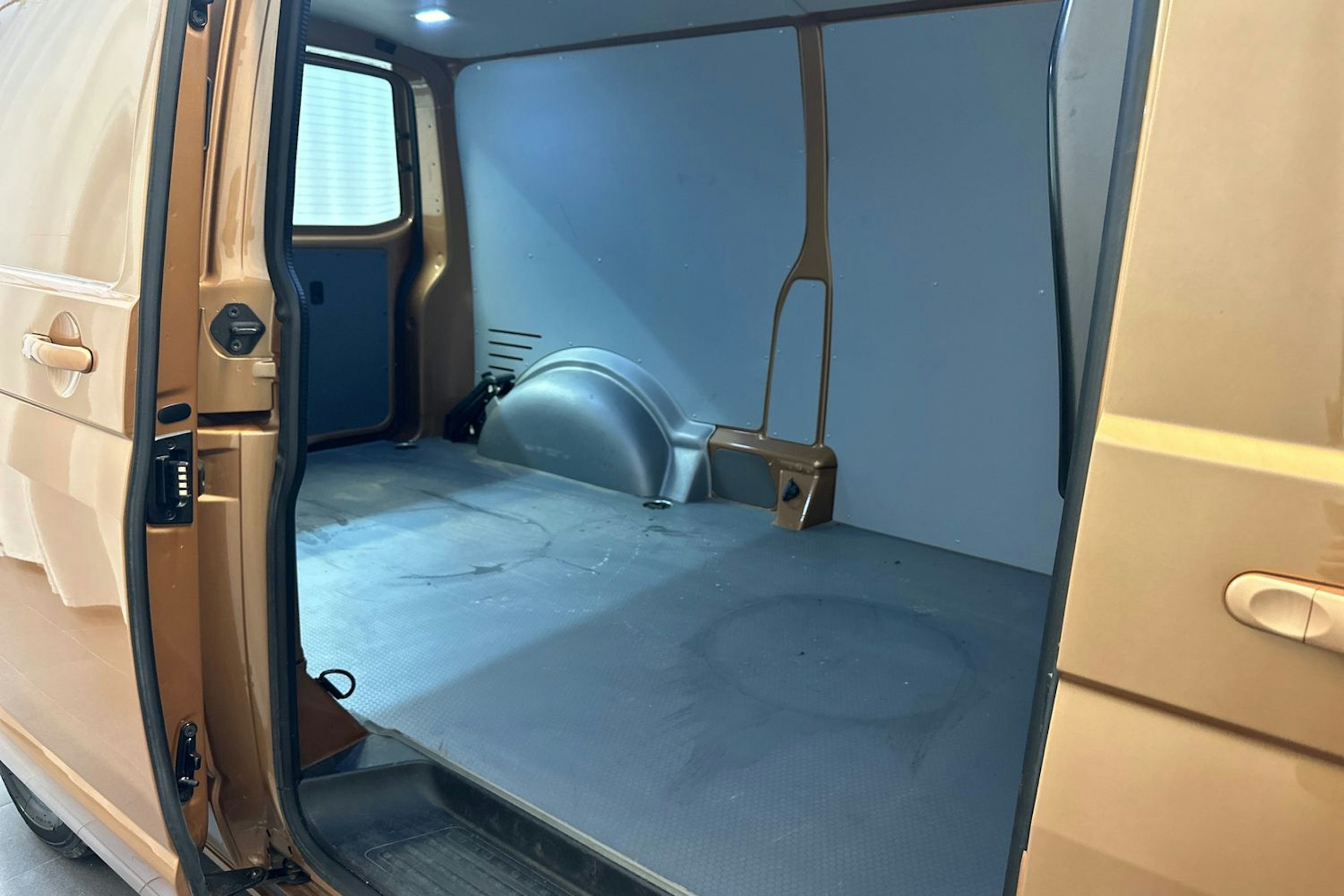 oranssi Volkswagen Transporter 2022 kuva 30.