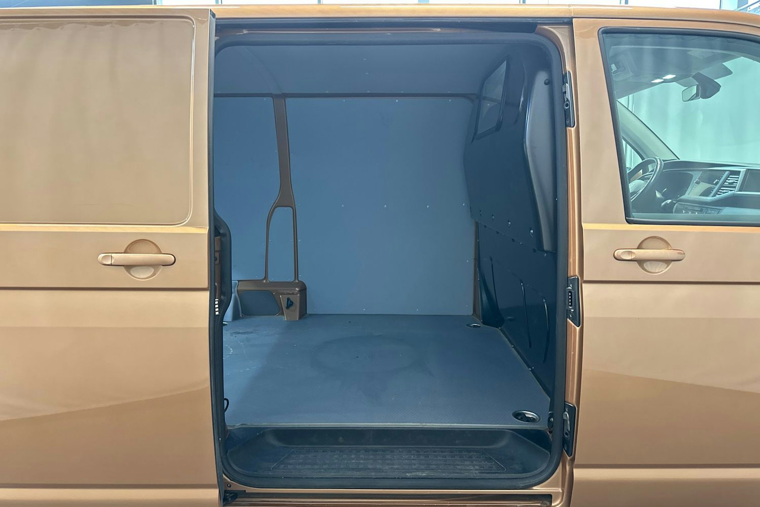 oranssi Volkswagen Transporter 2022 kuva 31.