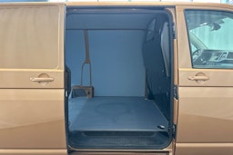 oranssi Volkswagen Transporter 2022 kuva 31.
