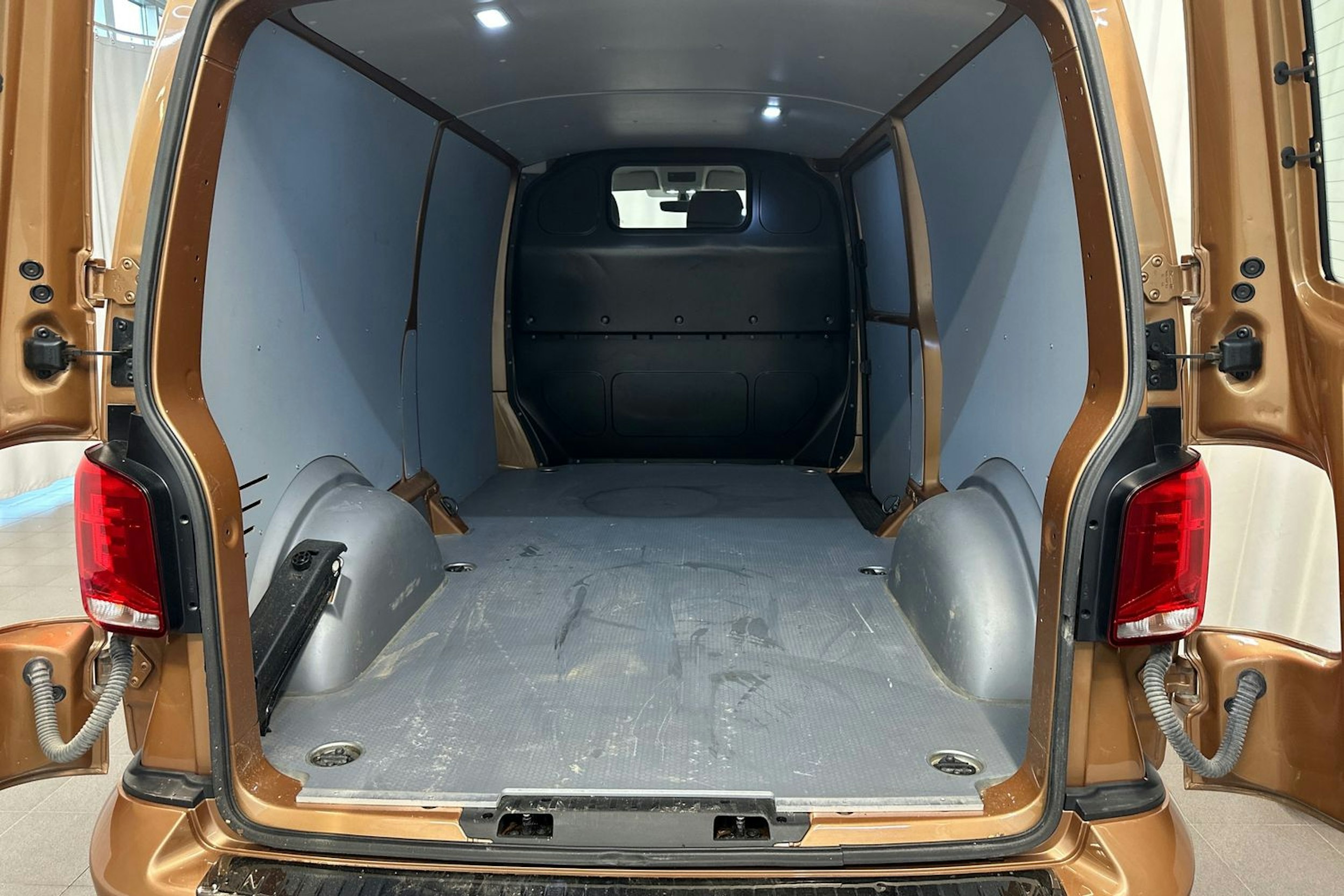oranssi Volkswagen Transporter 2022 kuva 32.