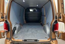 oranssi Volkswagen Transporter 2022 kuva 32.