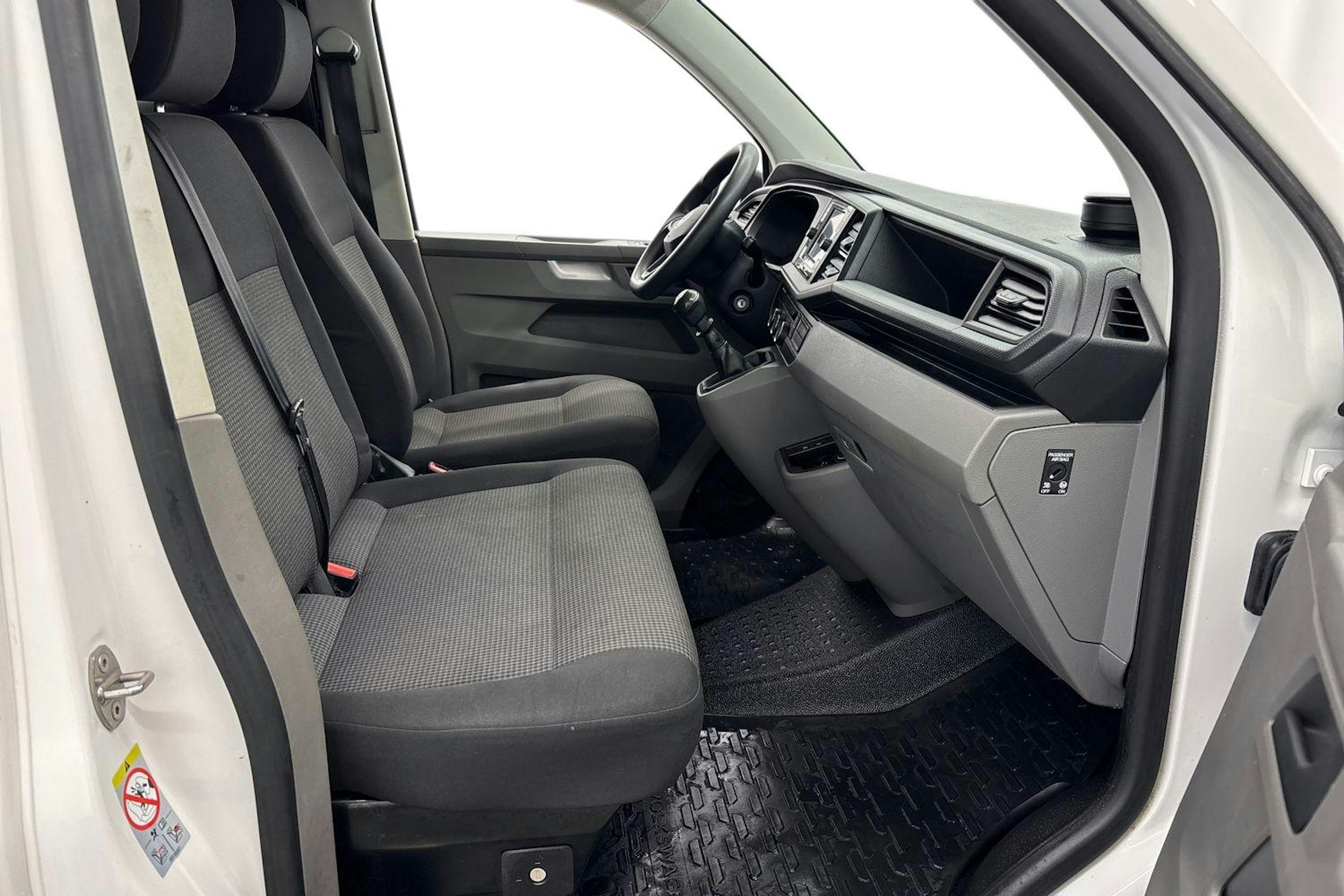 valkoinen Volkswagen Transporter 2022 kuva 10.