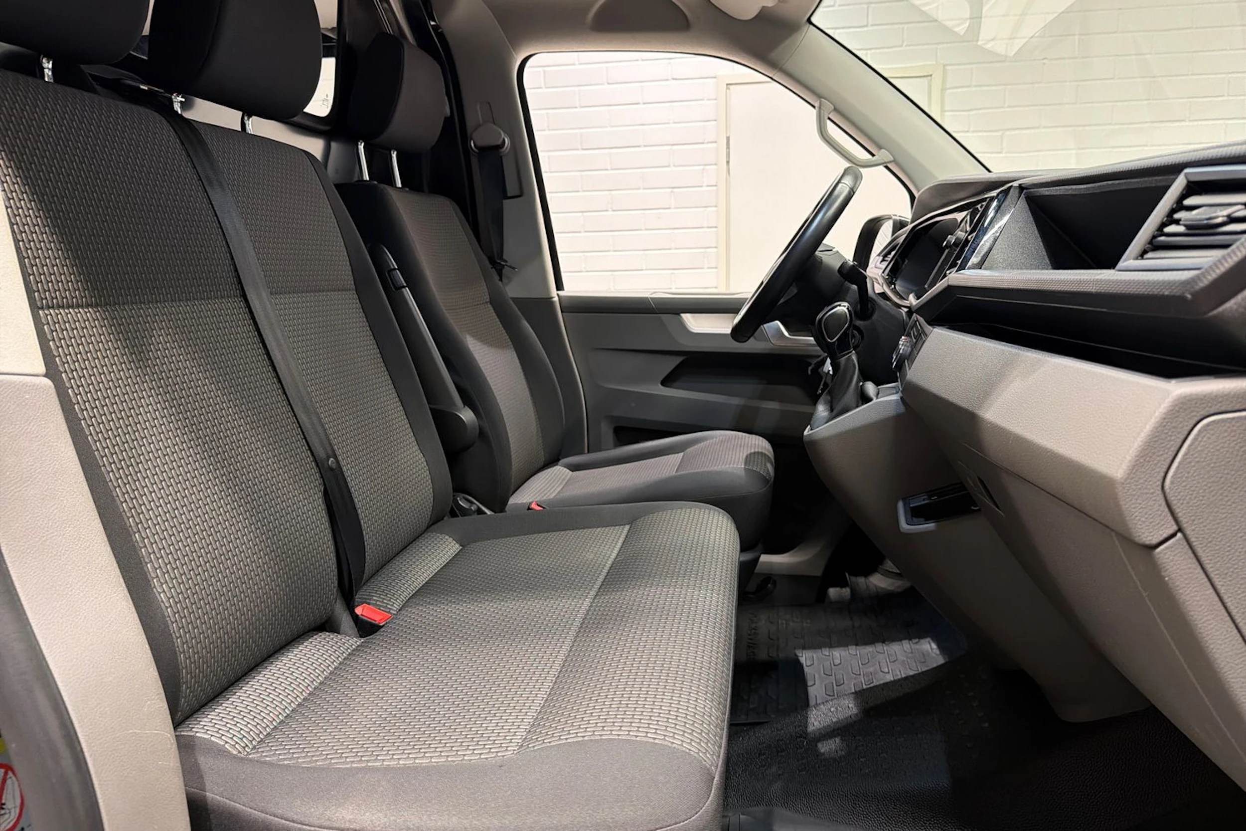 met. musta Volkswagen Transporter 2022 kuva 24.