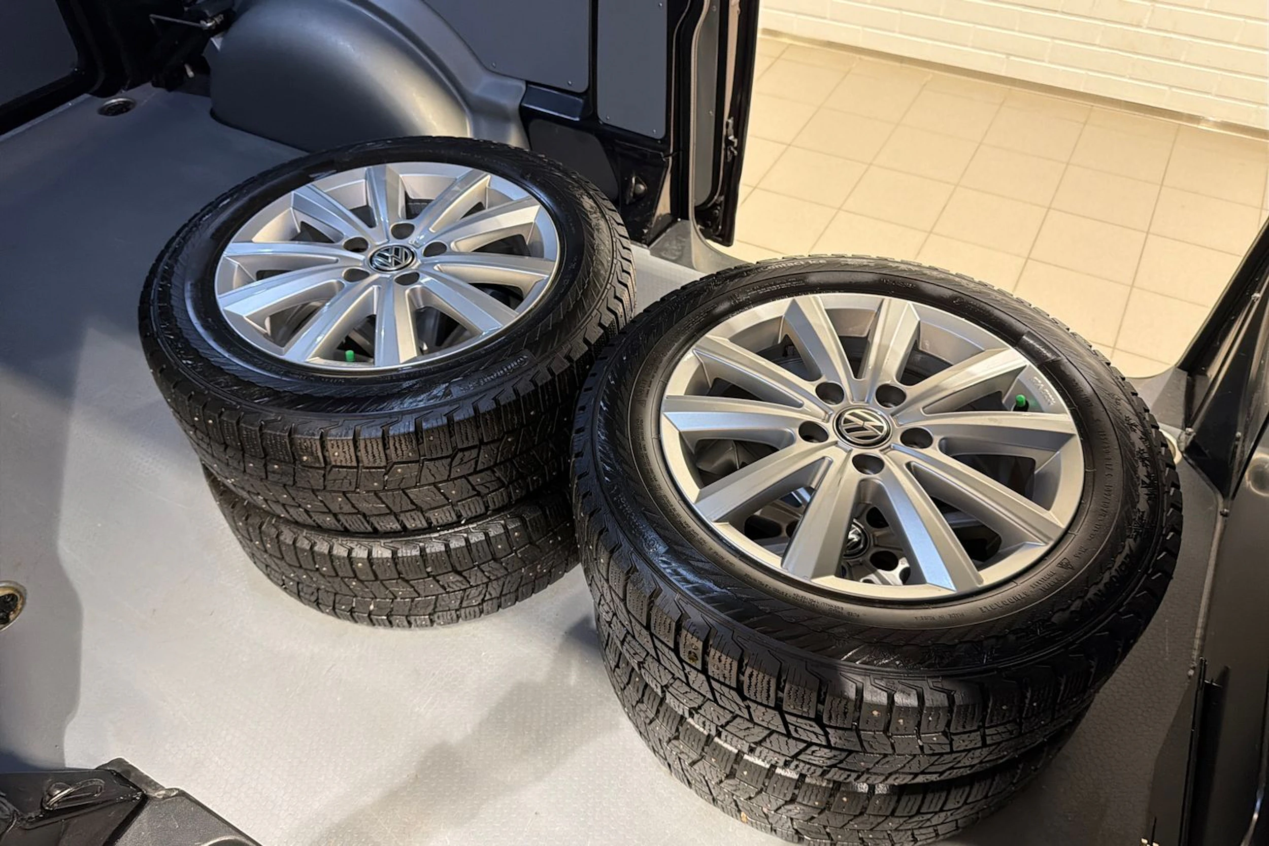 met. musta Volkswagen Transporter 2022 kuva 27.
