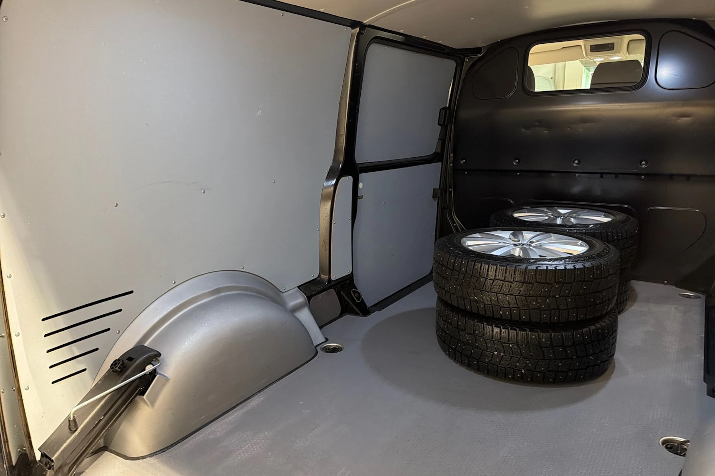 met. musta Volkswagen Transporter 2022 kuva 29.
