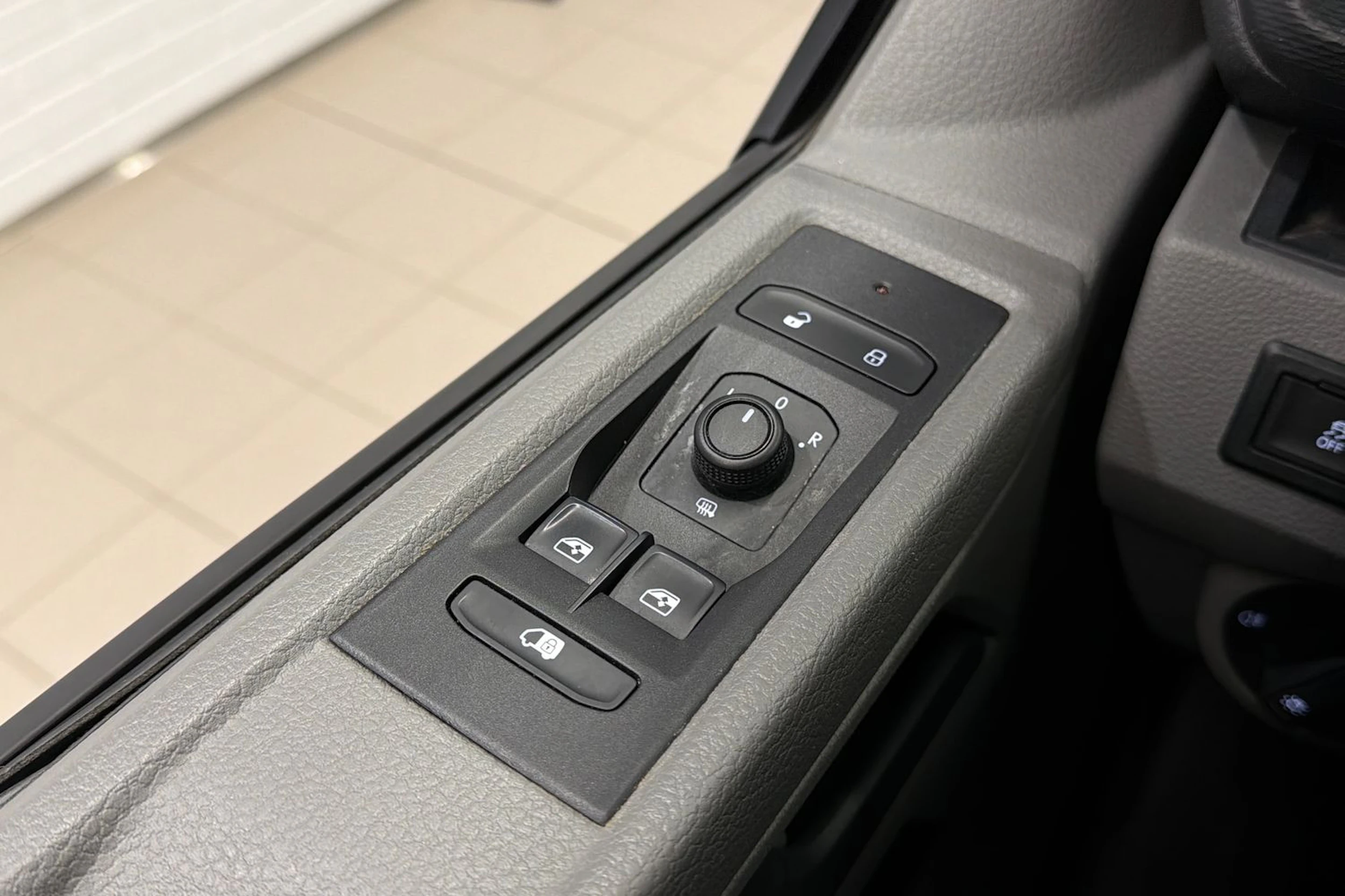 sininen Volkswagen Transporter 2022 kuva 15.