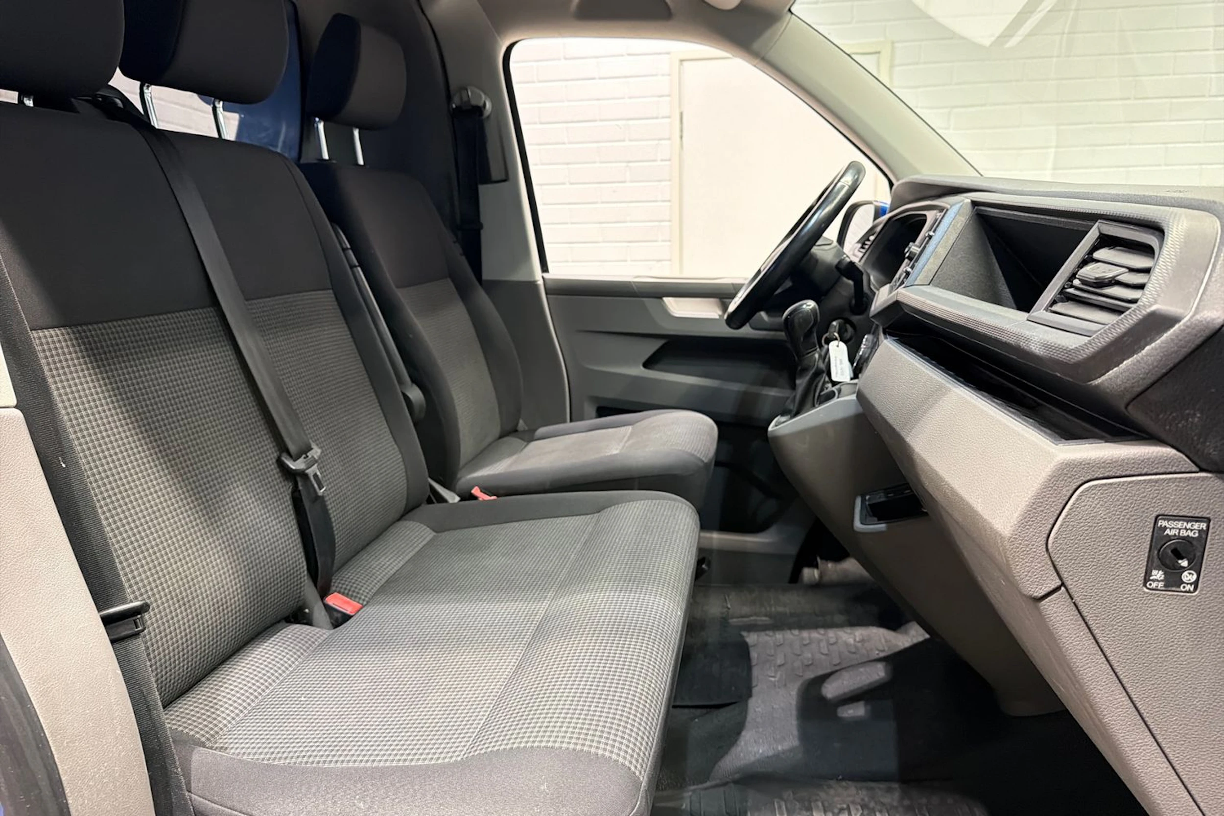 sininen Volkswagen Transporter 2022 kuva 24.