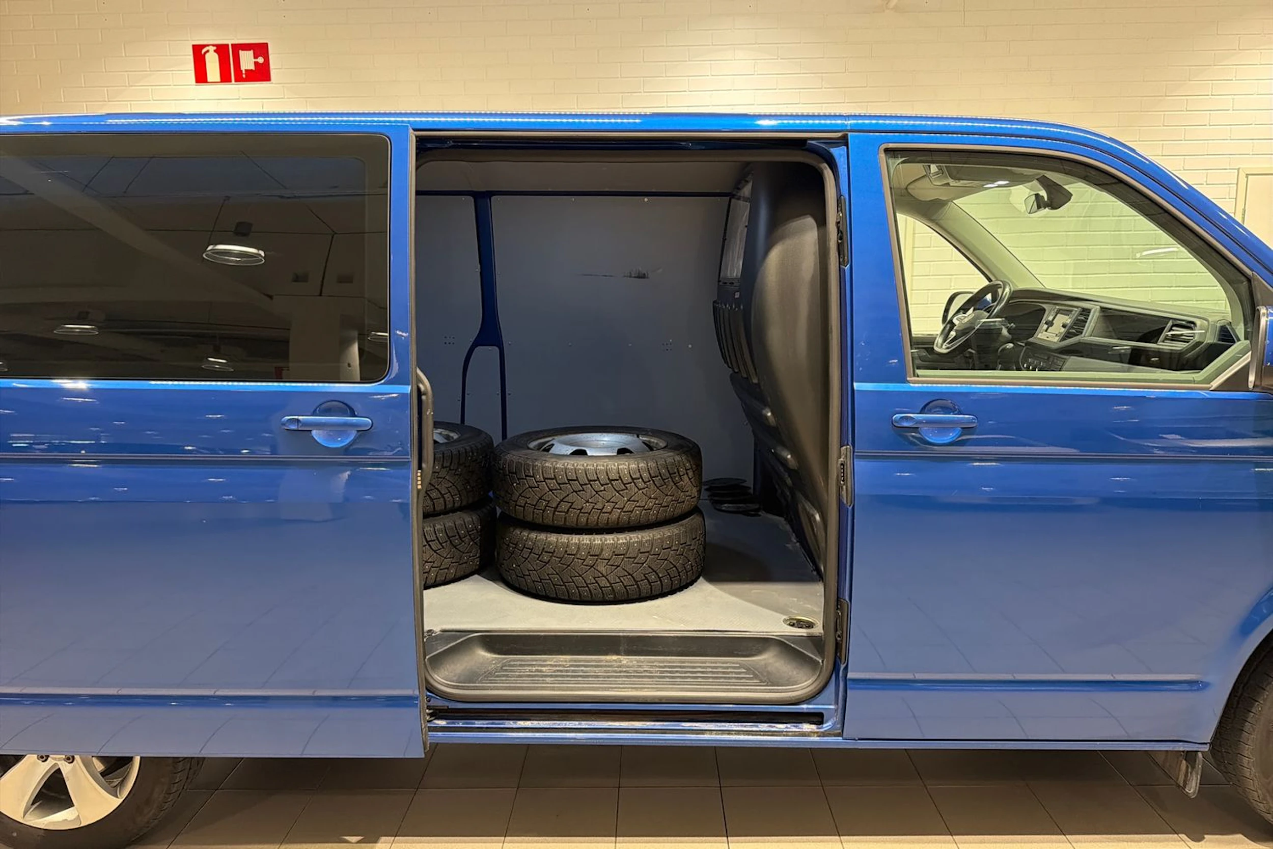 sininen Volkswagen Transporter 2022 kuva 26.