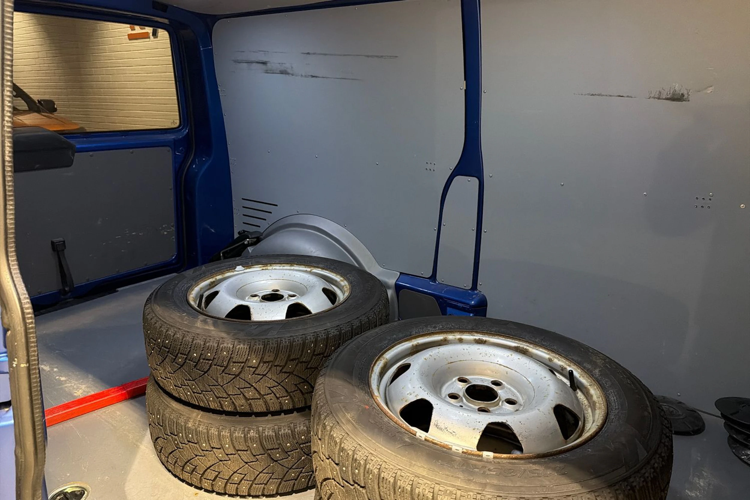 sininen Volkswagen Transporter 2022 kuva 27.