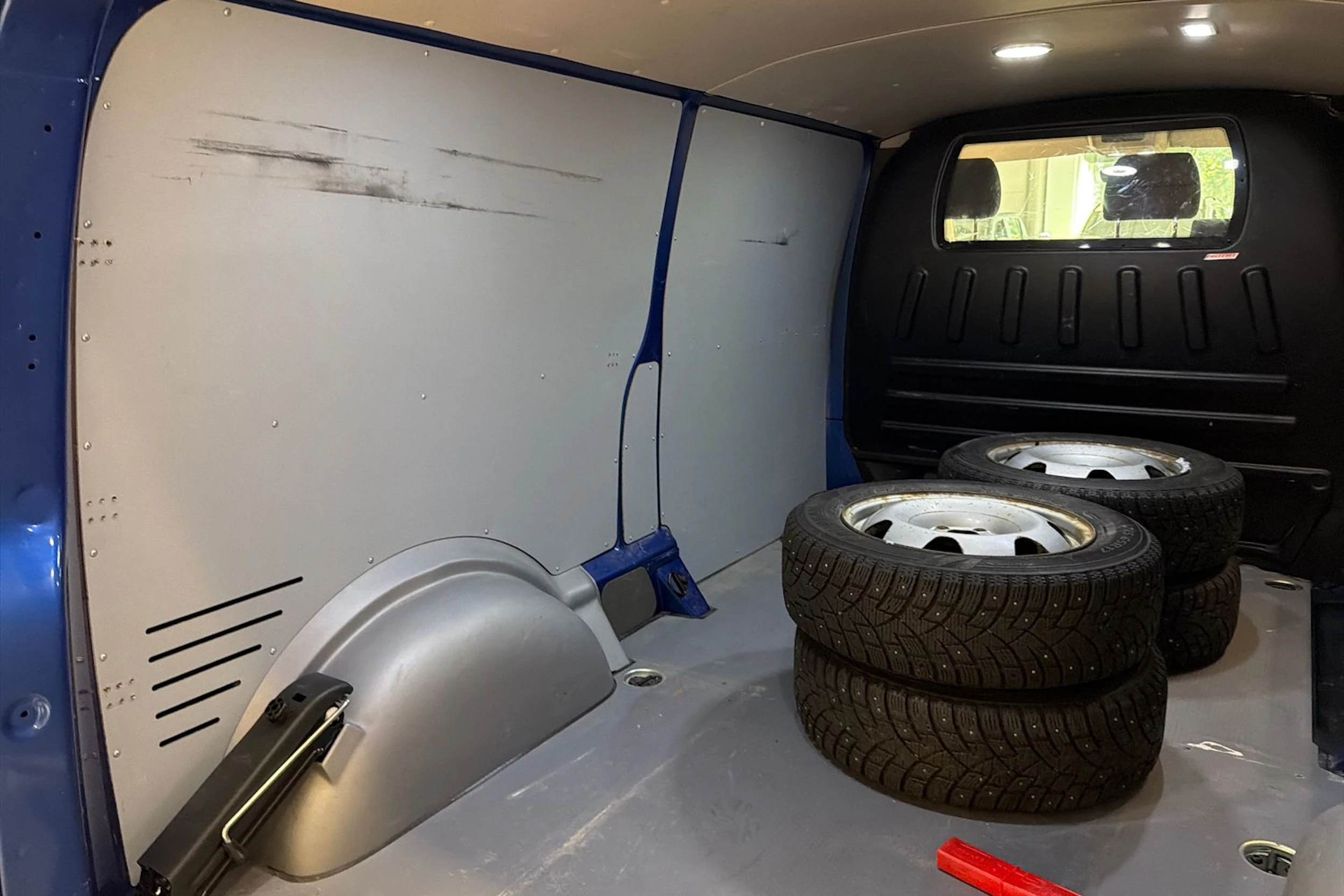 sininen Volkswagen Transporter 2022 kuva 29.