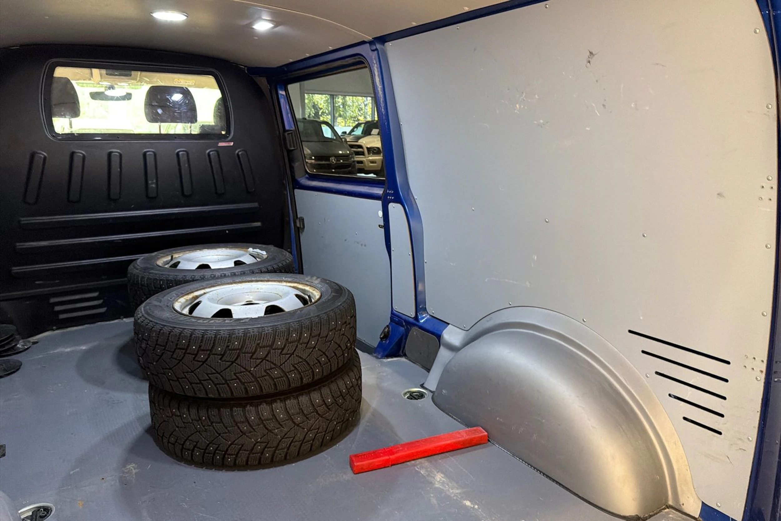 sininen Volkswagen Transporter 2022 kuva 30.