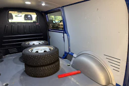 sininen Volkswagen Transporter 2022 kuva 30.