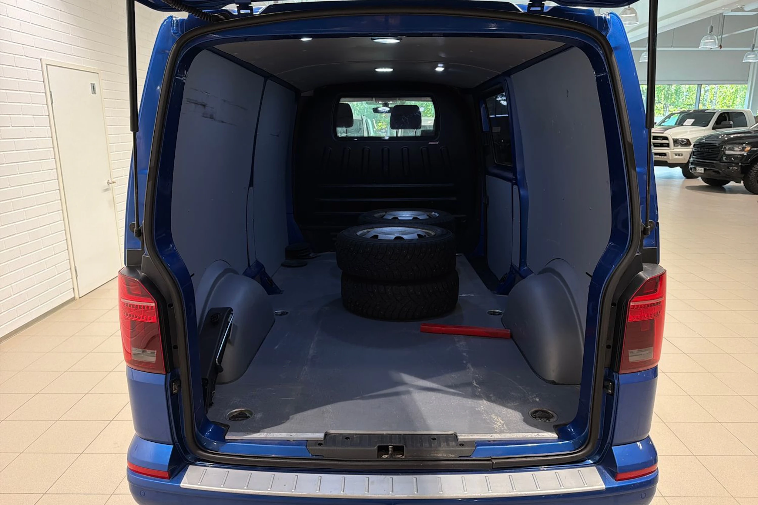 sininen Volkswagen Transporter 2022 kuva 31.