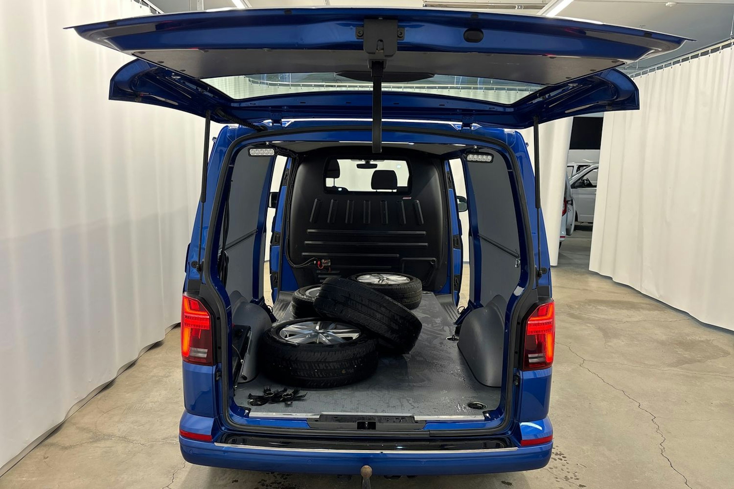 met. sininen Volkswagen Transporter 2022 kuva 16.