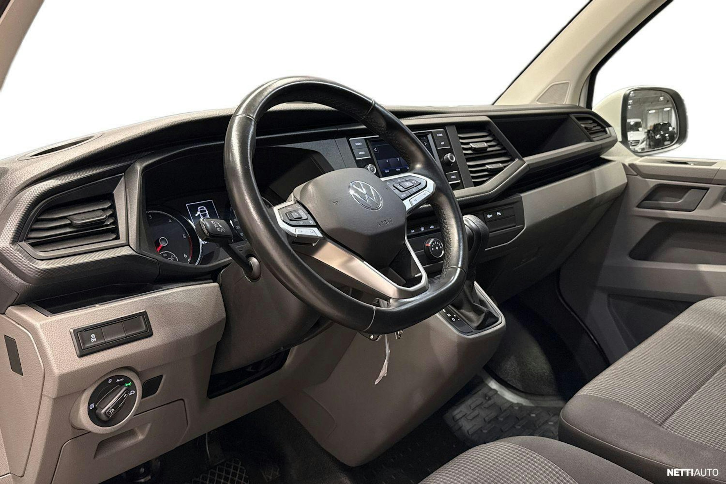 Valkoinen Volkswagen Transporter 2022 kuva 4.