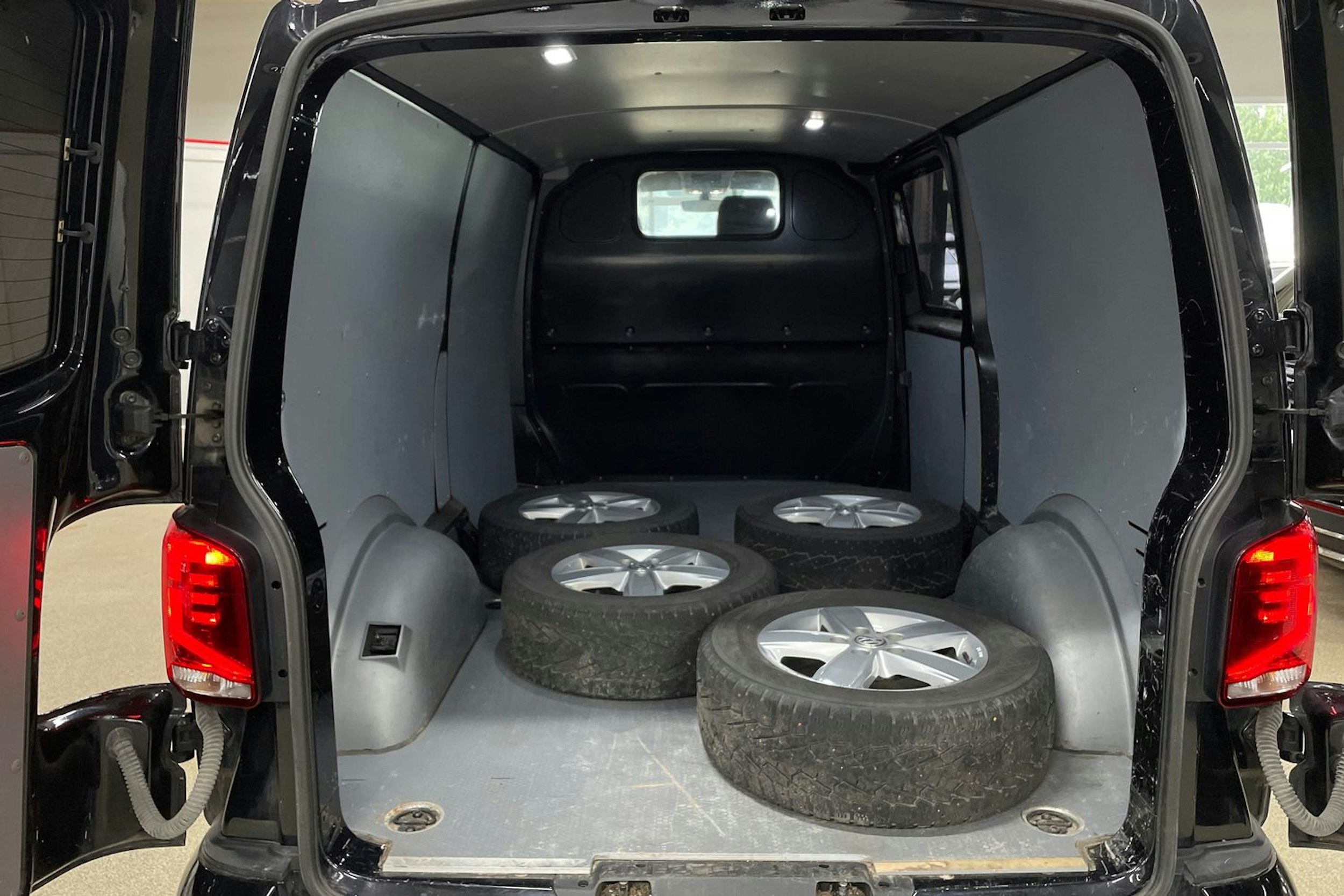 Musta Volkswagen TRANSPORTER 2022 kuva 13.