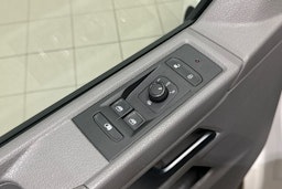 valkoinen Volkswagen Transporter 2022 kuva 14.