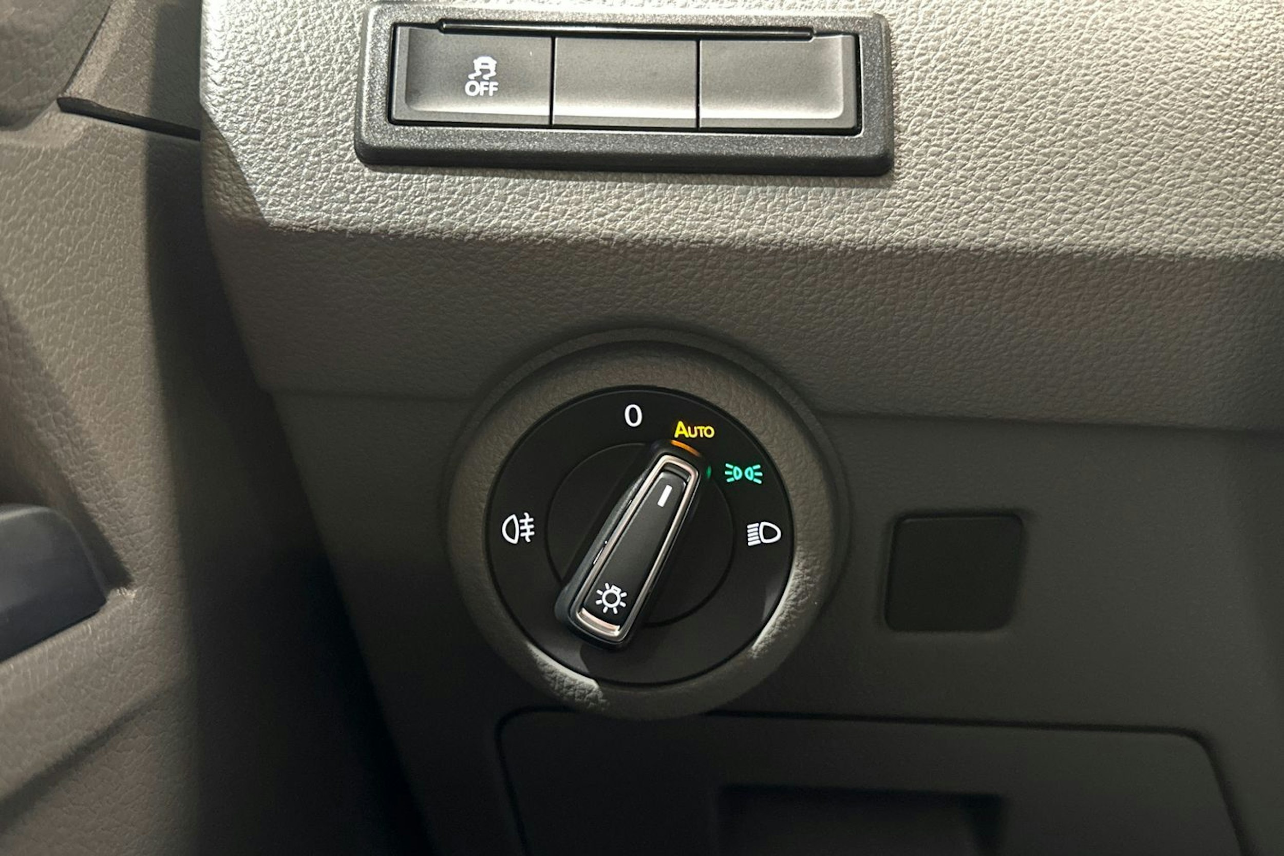 valkoinen Volkswagen Transporter 2022 kuva 16.