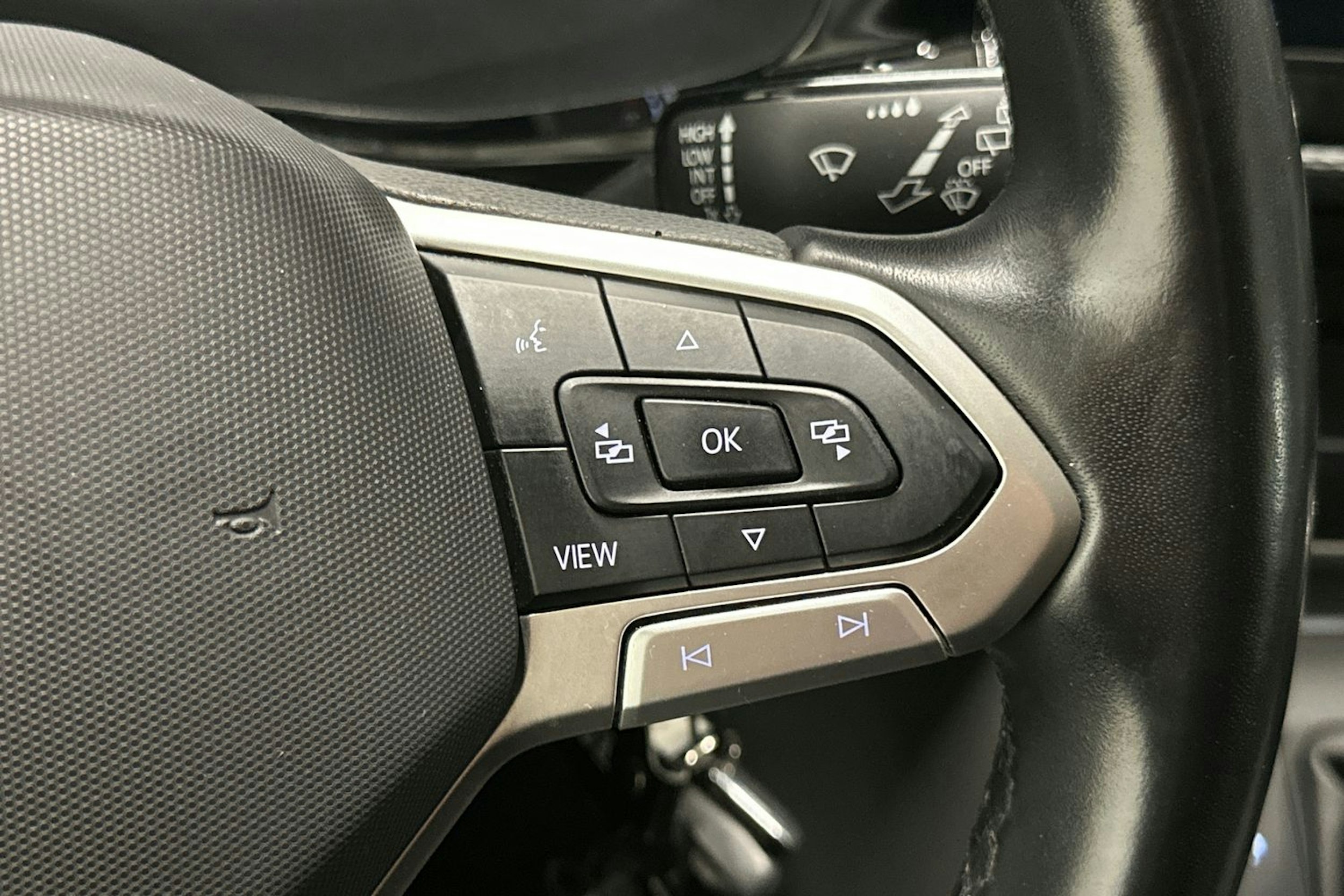 valkoinen Volkswagen Transporter 2022 kuva 18.