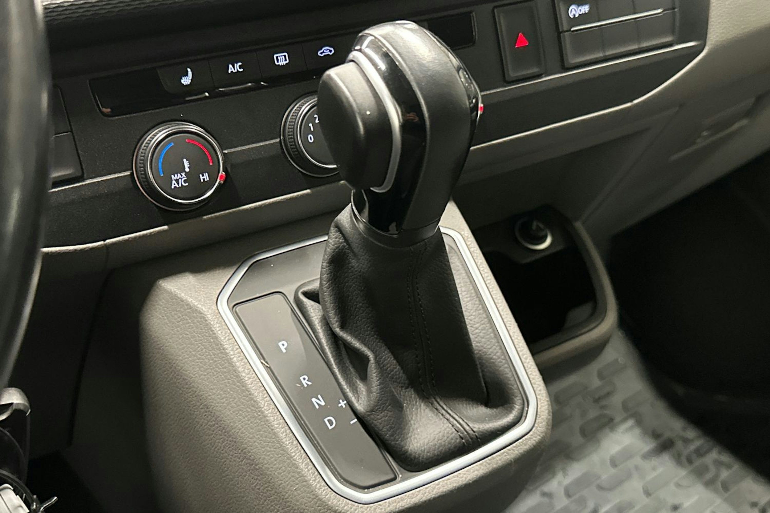 valkoinen Volkswagen Transporter 2022 kuva 22.
