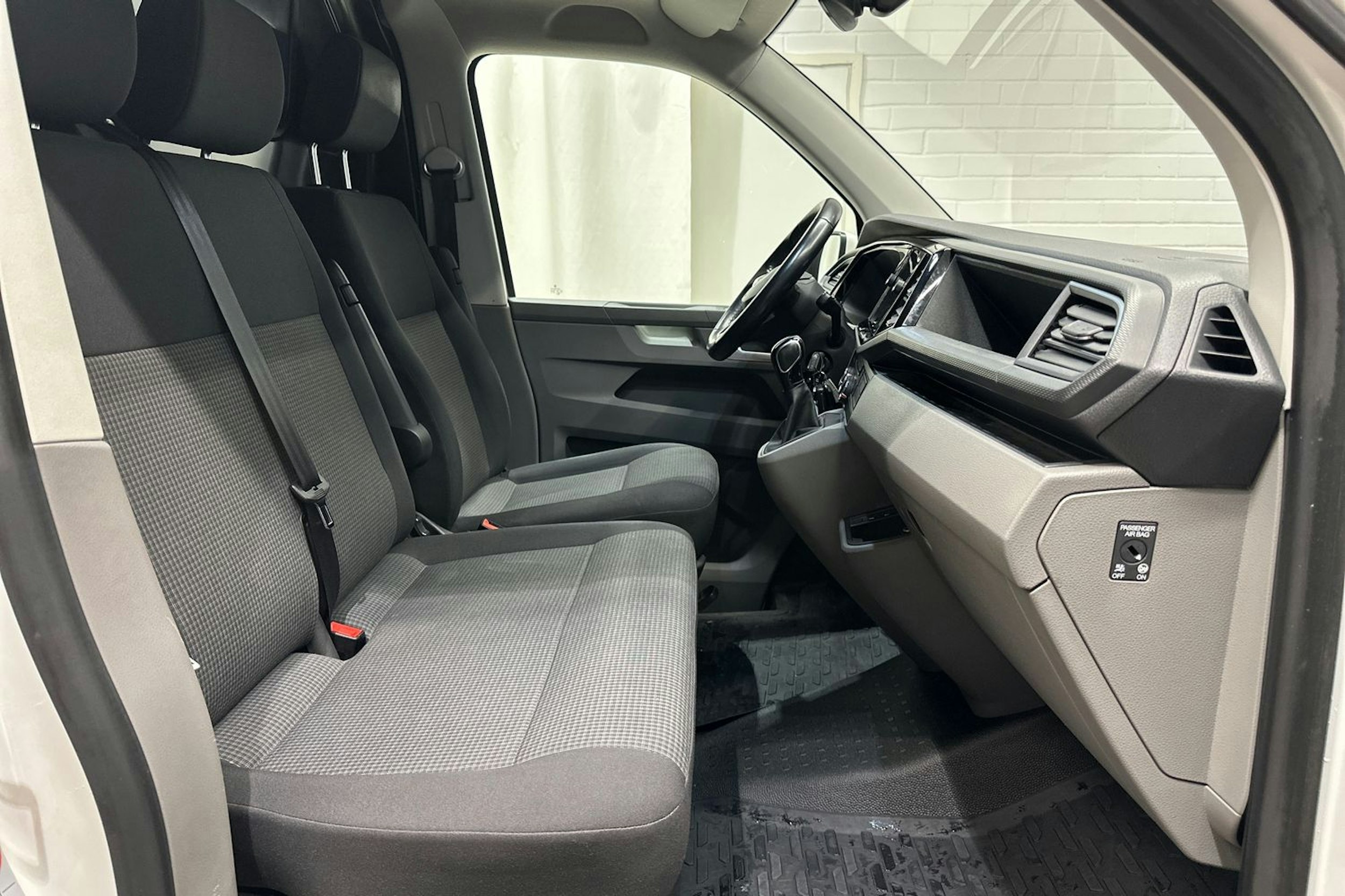 valkoinen Volkswagen Transporter 2022 kuva 26.