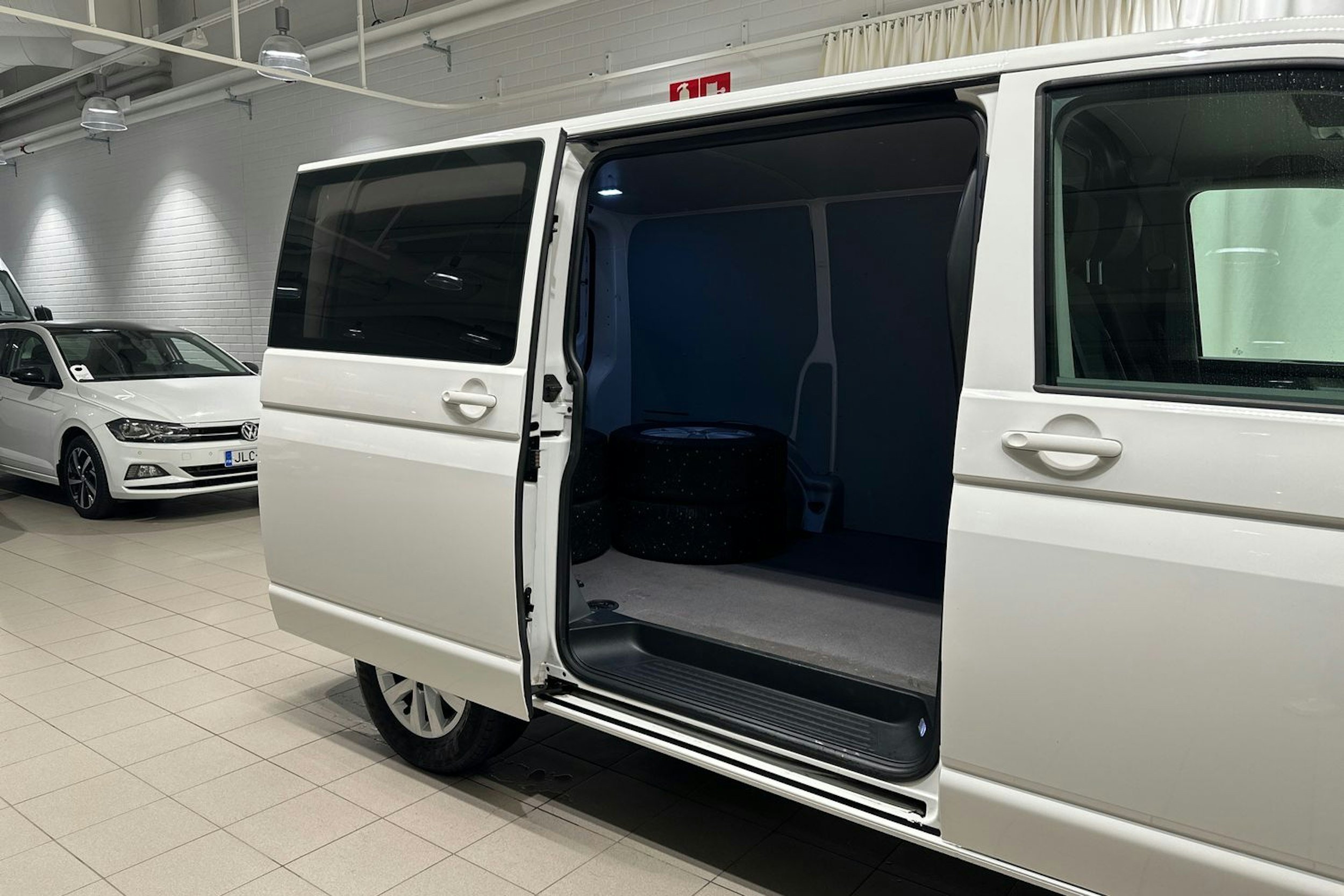 valkoinen Volkswagen Transporter 2022 kuva 27.