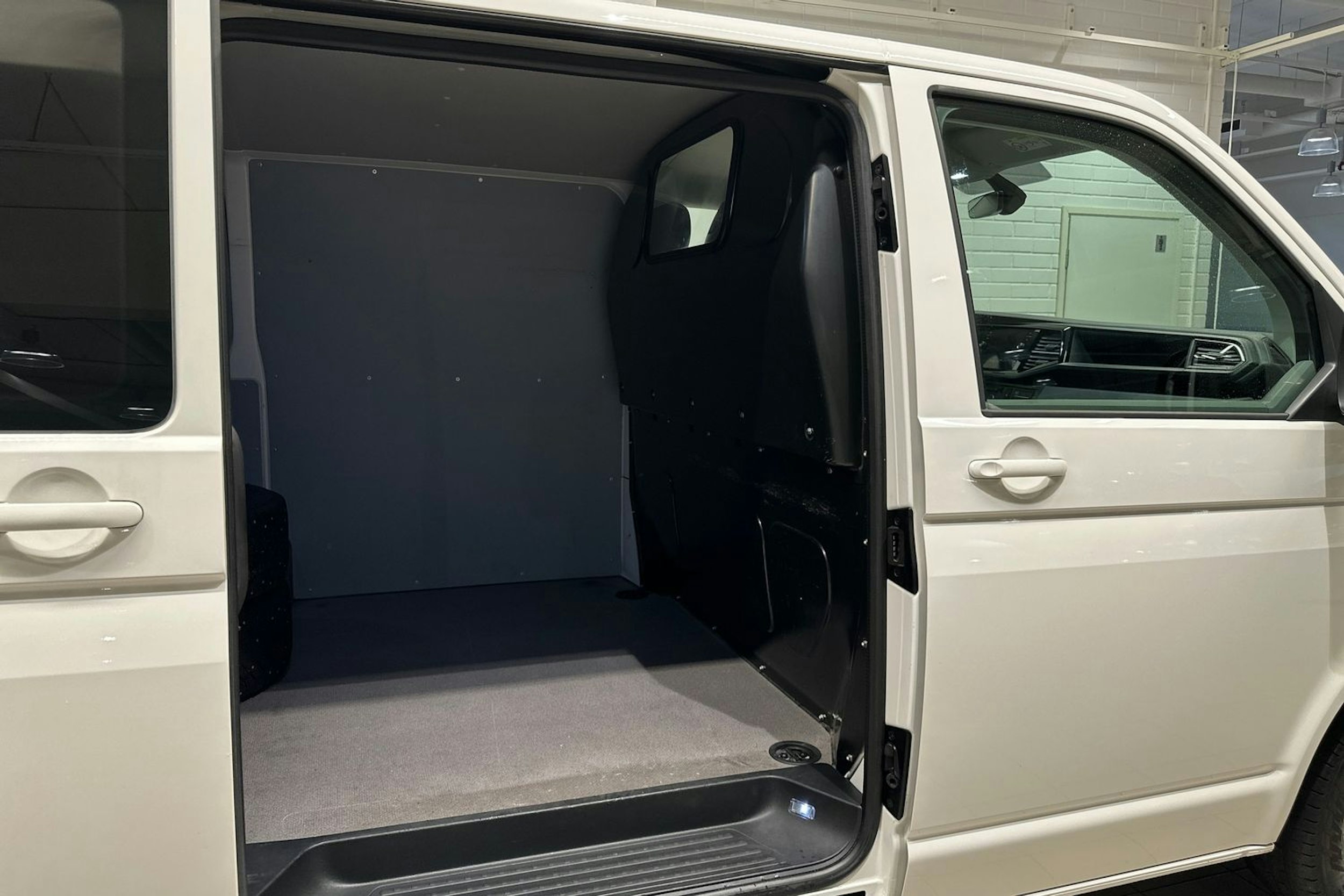 valkoinen Volkswagen Transporter 2022 kuva 28.