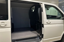 valkoinen Volkswagen Transporter 2022 kuva 28.