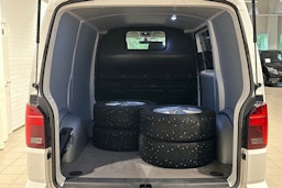 valkoinen Volkswagen Transporter 2022 kuva 29.