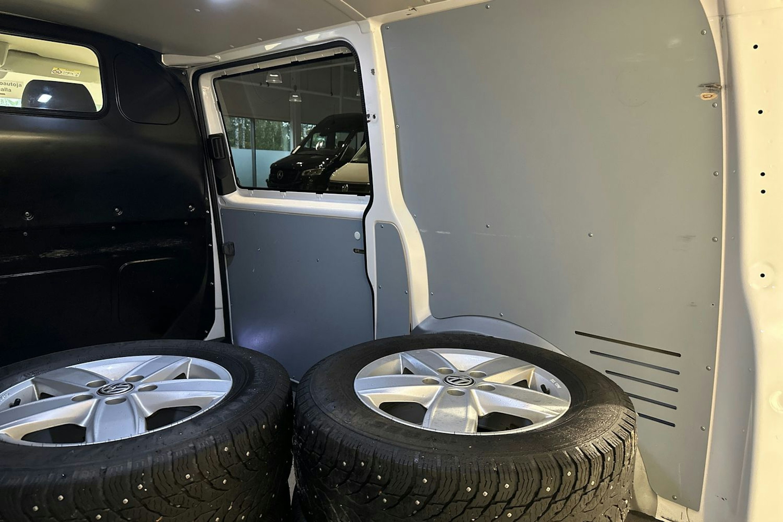 valkoinen Volkswagen Transporter 2022 kuva 30.