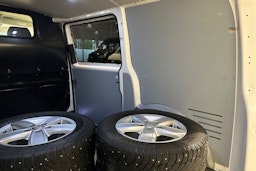 valkoinen Volkswagen Transporter 2022 kuva 30.