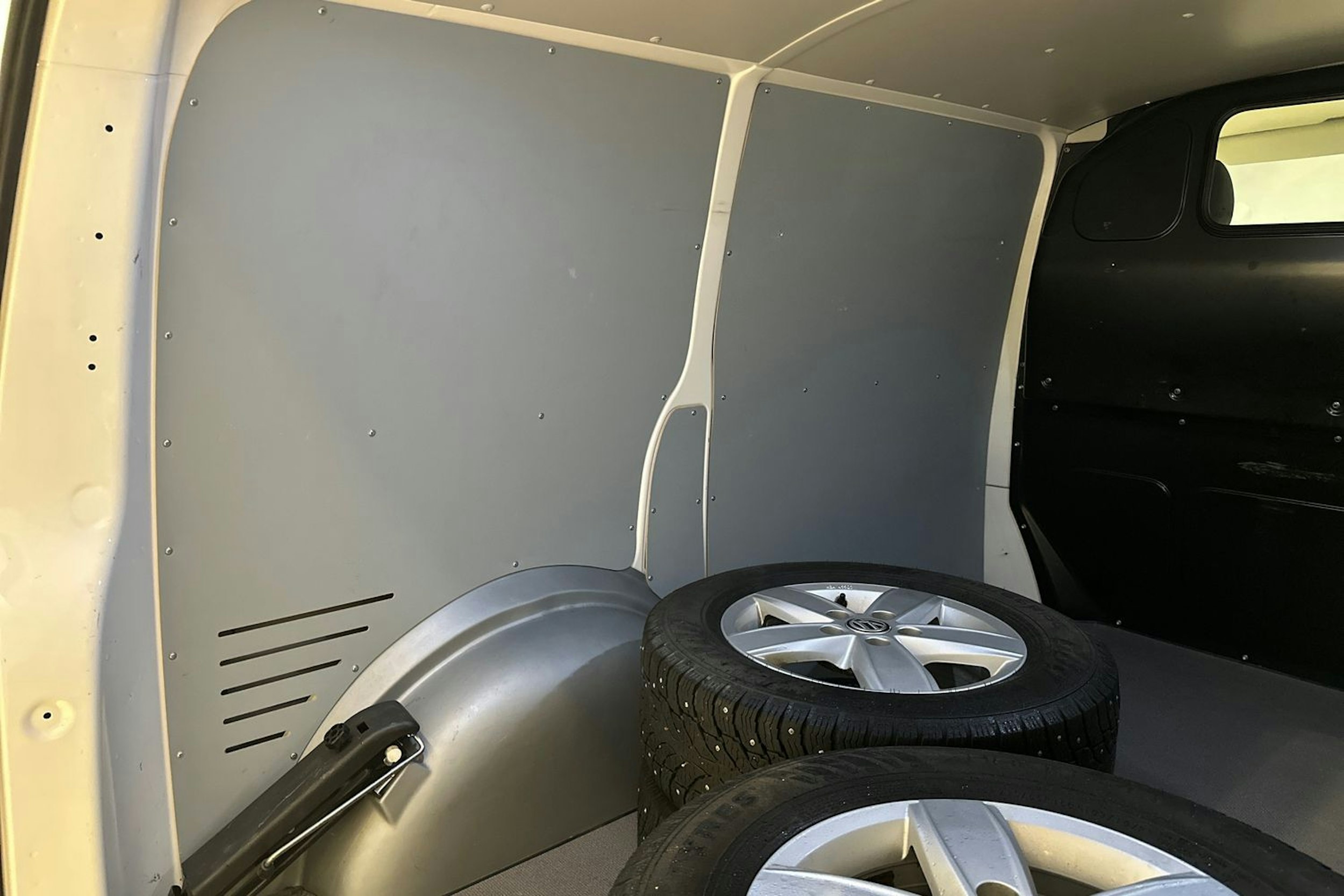 valkoinen Volkswagen Transporter 2022 kuva 31.