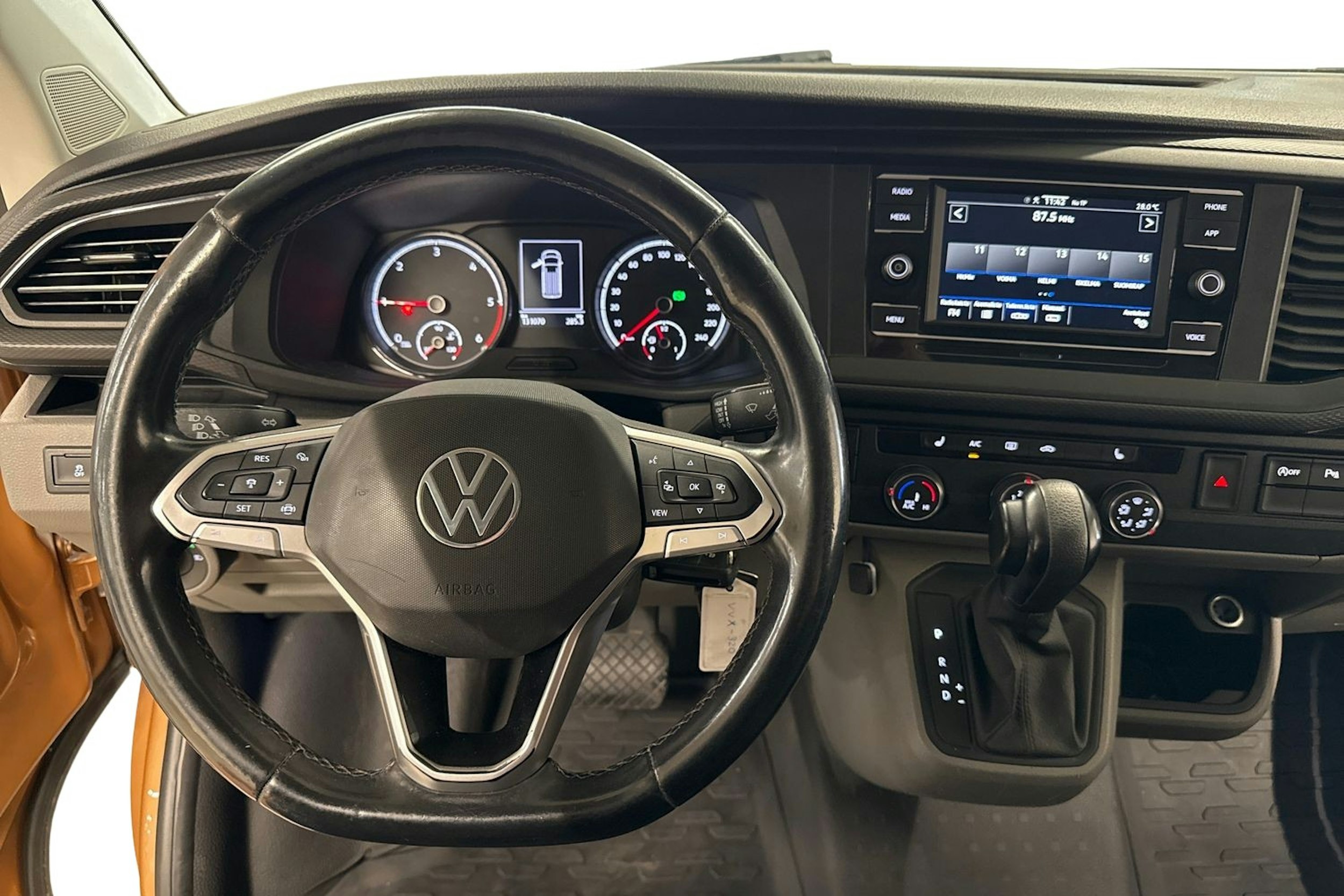 met. oranssi Volkswagen Transporter 2022 kuva 7.