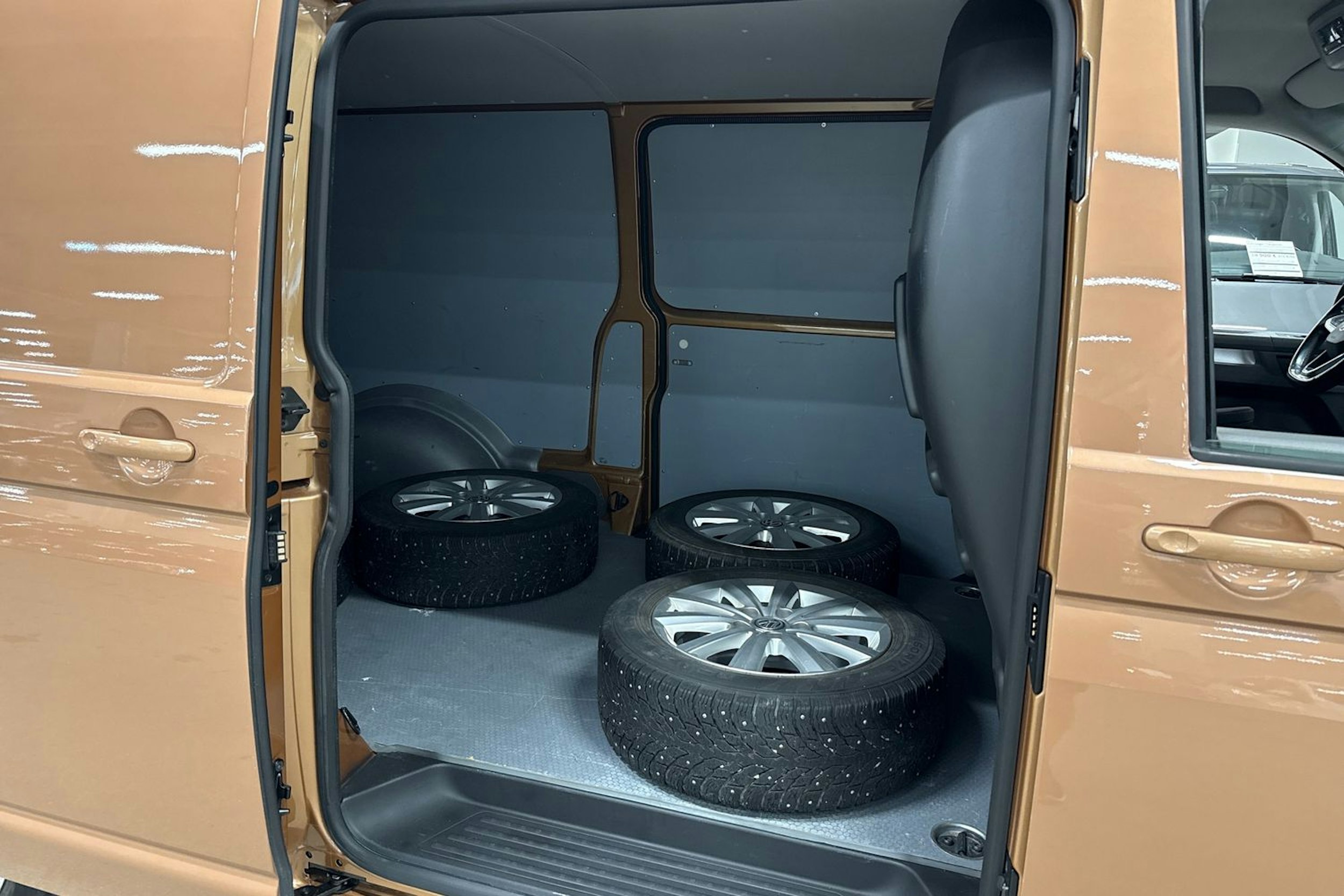 met. oranssi Volkswagen Transporter 2022 kuva 10.