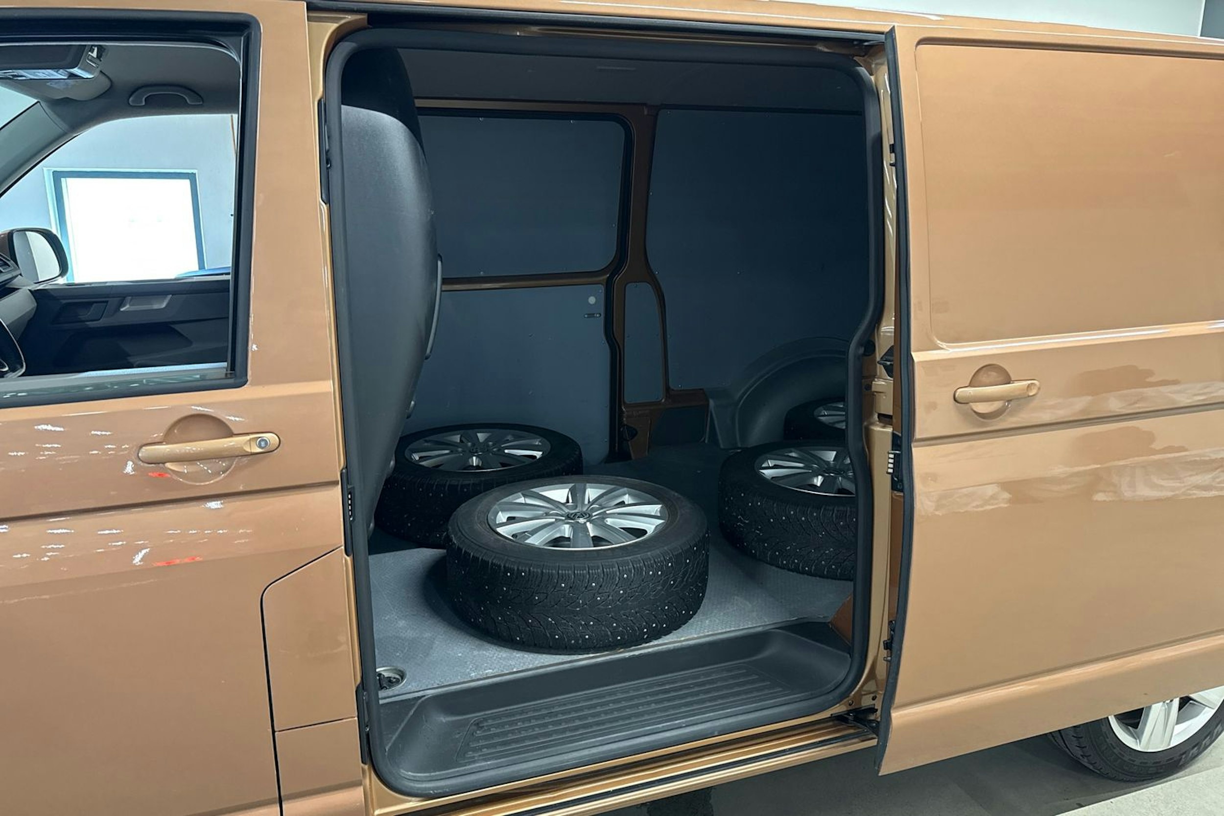 met. oranssi Volkswagen Transporter 2022 kuva 21.